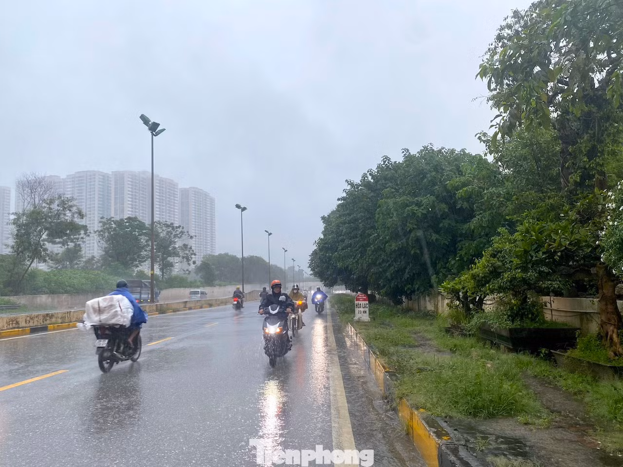 Một số phương tiện lựa chọn quay đầu để tránh ùn tắc.