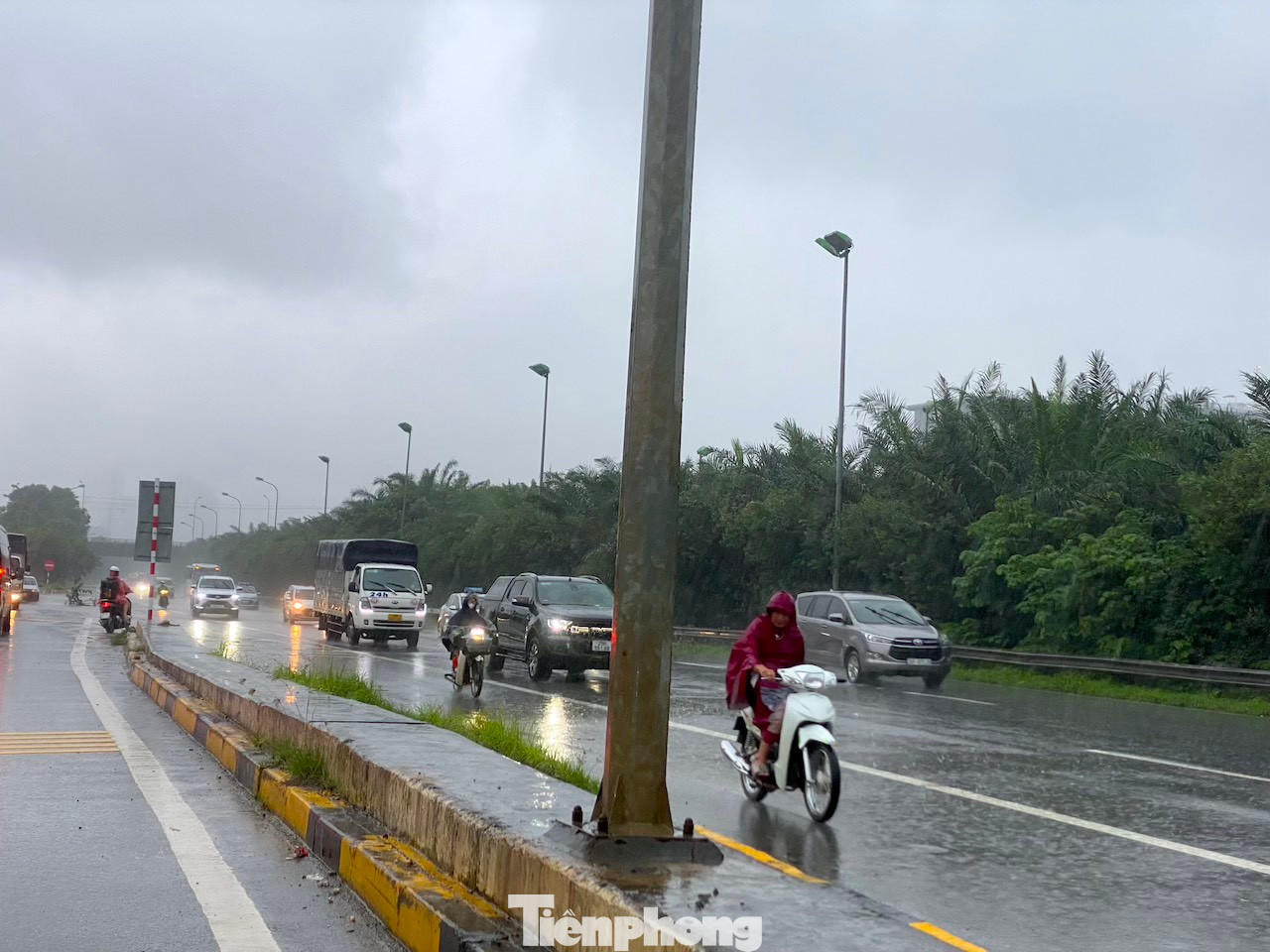 Bất chấp nguy hiểm, nhiều xe máy đi thẳng vào làn cao tốc để tránh đoạn đường ngập.