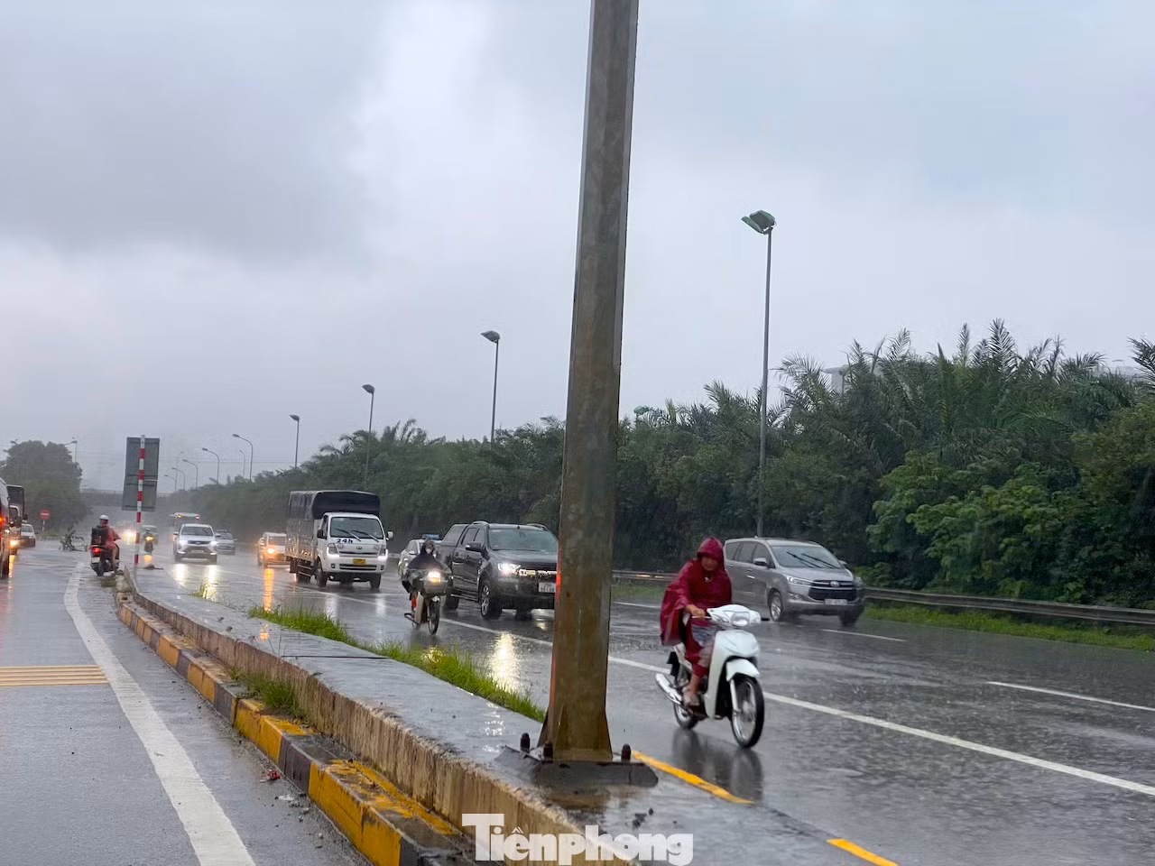 Bất chấp nguy hiểm, nhiều xe máy đi thẳng vào làn cao tốc để tránh đoạn đường ngập.