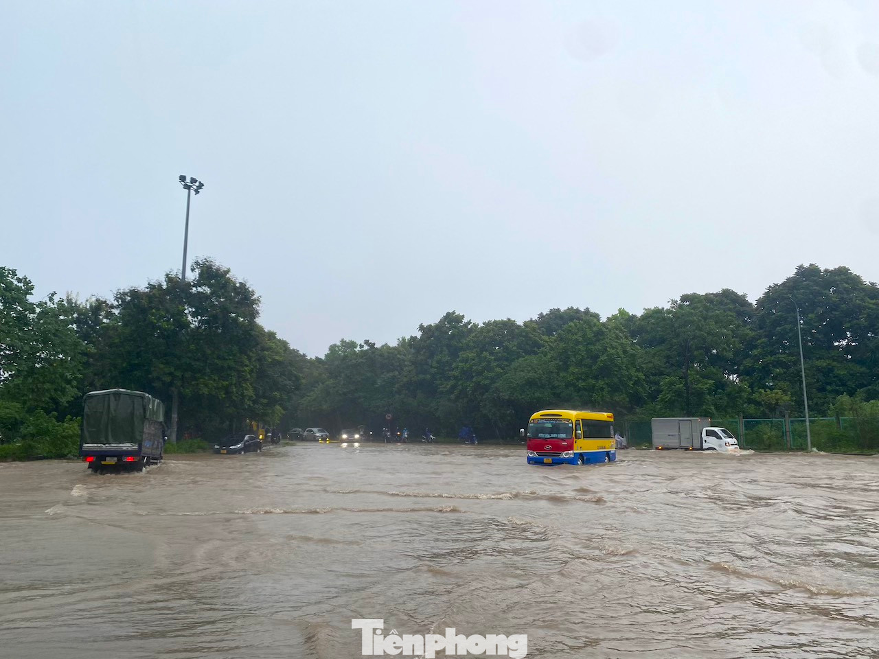 Trời mưa to khiến đường gom đại lộ Thăng Long ngập ở nhiều vị trí, trong đó nghiêm trọng nhất tại khu vực hầm chui số 3 và đoạn qua nút giao với đường Lê Trọng Tấn.