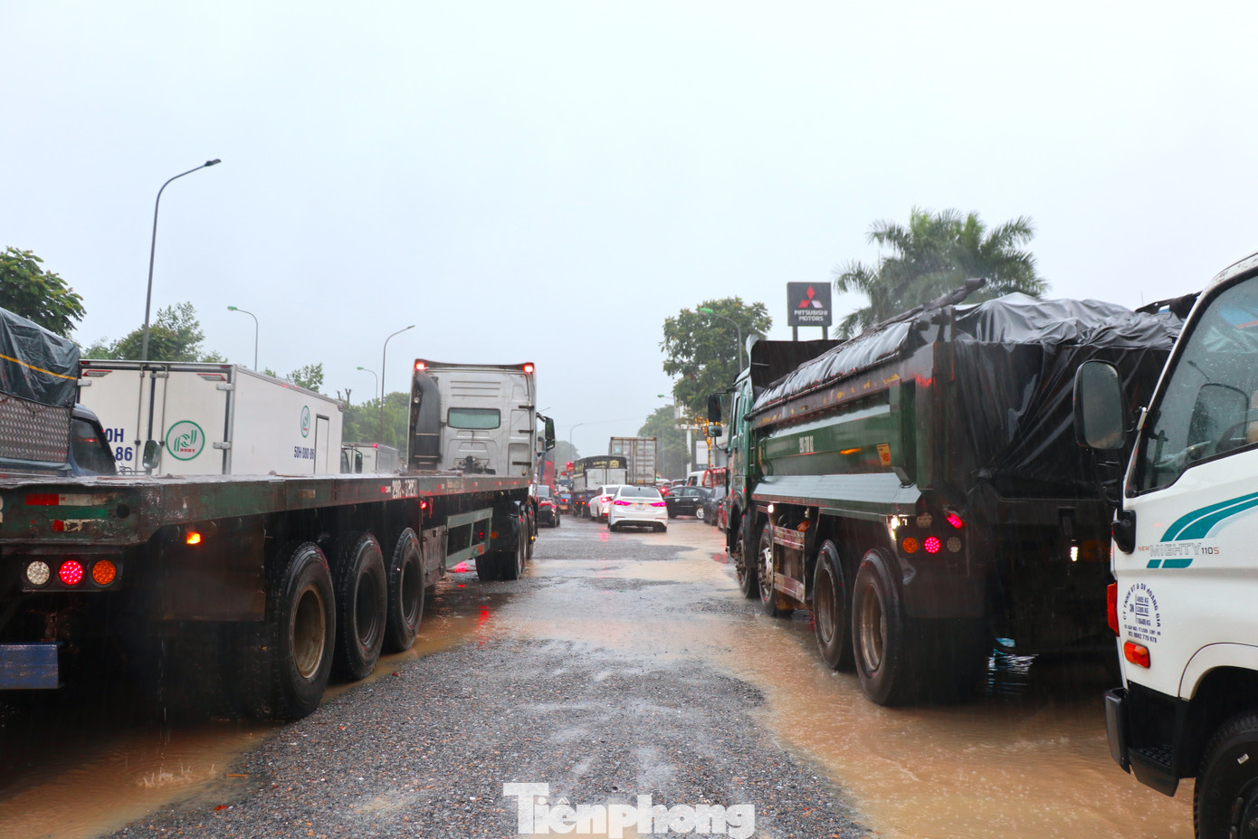 Nhiều đoạn, dòng xe cộ nhích từng tí một trên đường trong cơn mưa nặng hạt kéo dài.