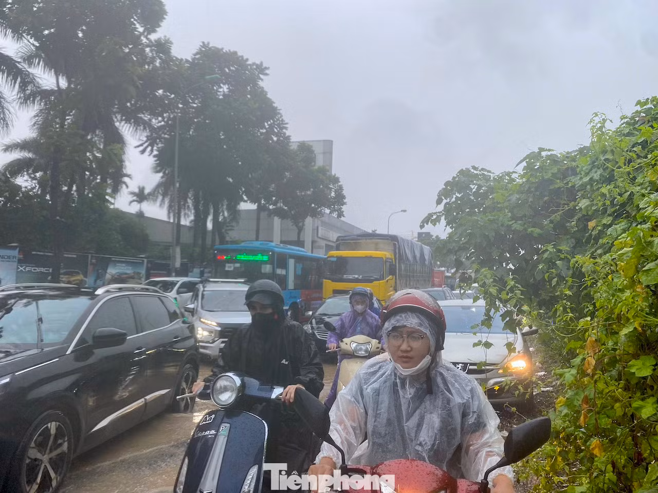 Đoạn ngập sâu nhất là hai bên đường gom khu vực cổng chào Thiên đường Bảo Sơn.