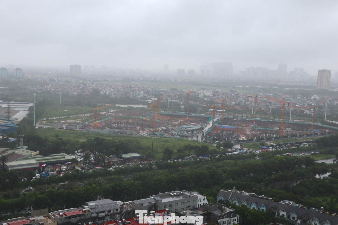 Chiều 23/7, tại đường gom Đại lộ Thăng Long (đoạn qua huyện Hoài Đức, Hà Nội) nhiều phương tiện, đặc biệt là ô tô bị kẹt cứng hàng giờ đồng hồ vì có nhiều đoạn ngập sâu không thể di chuyển.