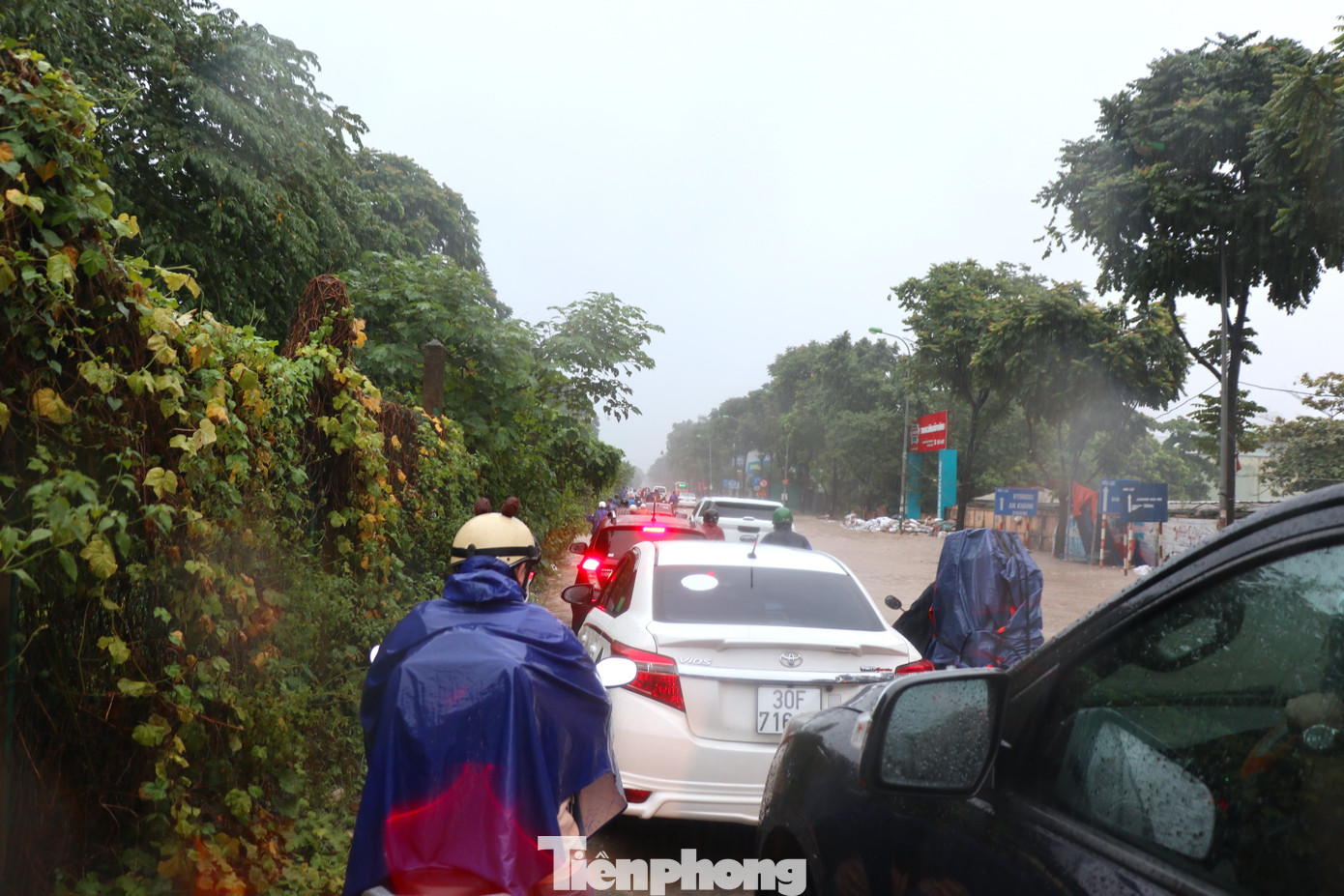 Nguyên nhân dẫn đến ngập úng trên đại lộ Thăng Long là do ảnh hưởng từ hoàn lưu bão số 2 gây ra mưa lớn cho Thủ đô sáng cùng ngày.