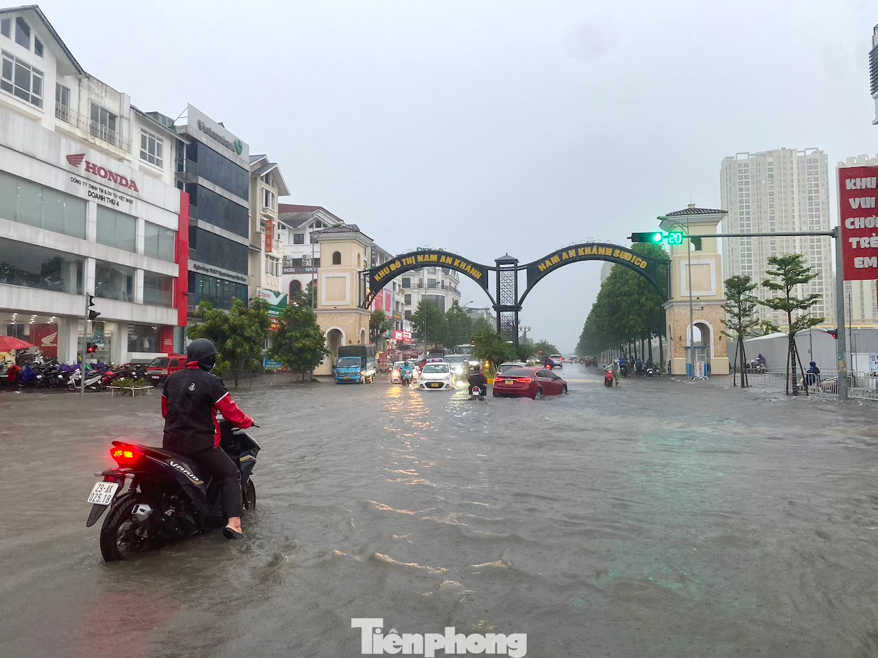 Khu đô thị Nam An Khánh gần đại lộ Thăng Long cũng ngập trong "biển" nước.