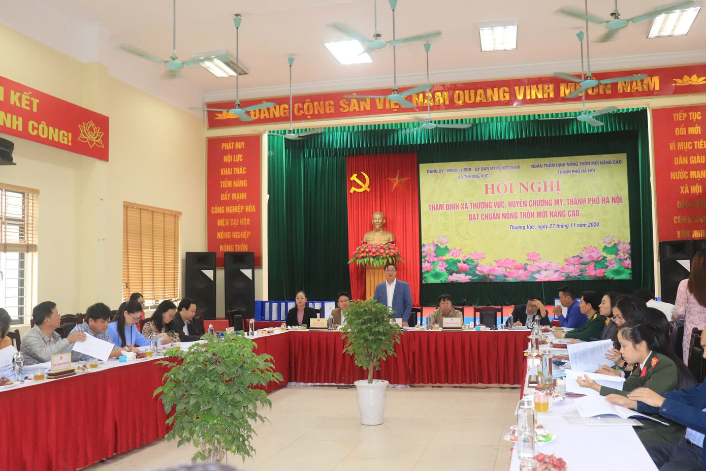 Hội nghị thẩm định xã Thượng Vực đạt chuẩn nông thôn mới nâng cao - Ảnh: Minh Phú.