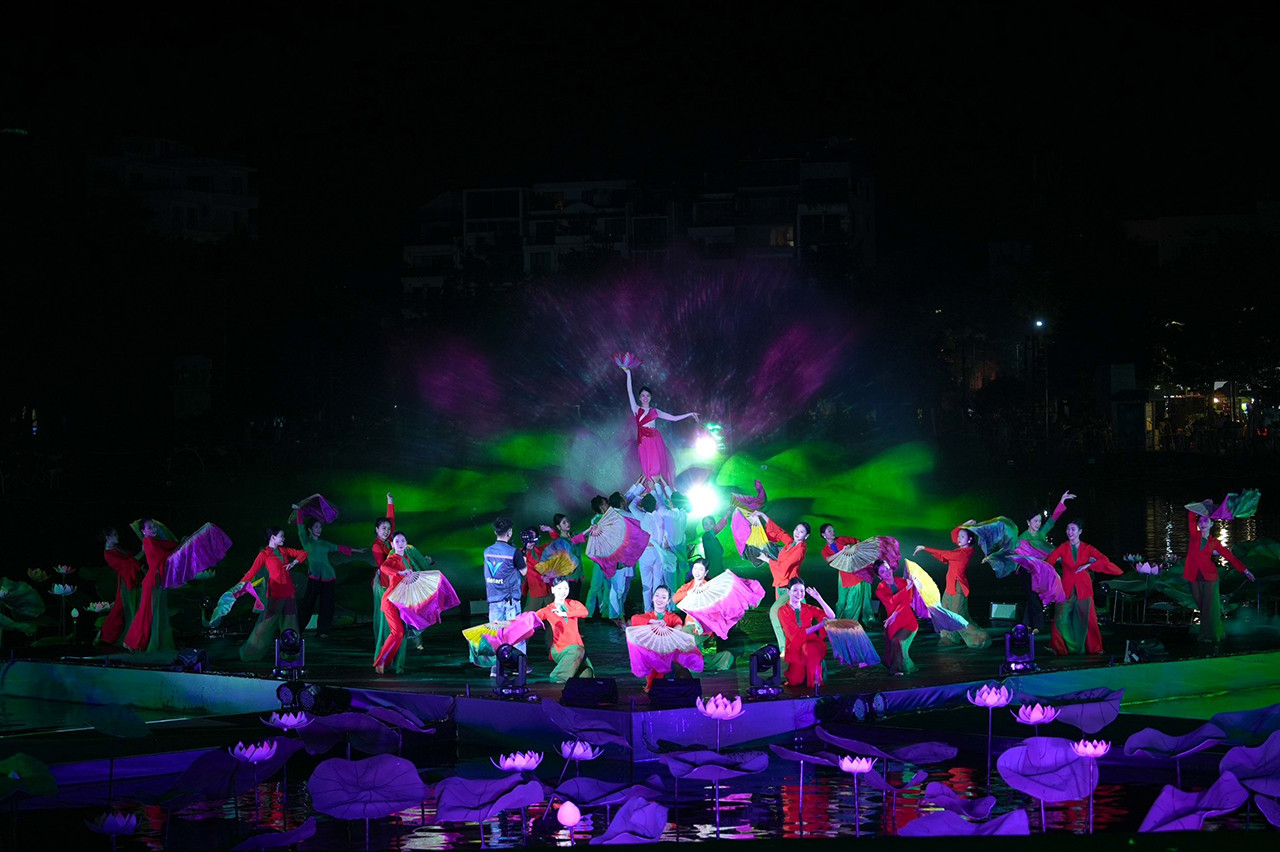 Tối 12/7, Lễ hội Sen Hà Nội năm 2024 được khai mạc với nhiều hoạt động hấp dẫn, nhằm tôn vinh và khẳng định giá trị của sen Hà Nội trong phát triển kinh tế - xã hội. Đặc biệt, điểm nhất của buổi lễ là màn trình diễn ánh sáng nghệ thuật bán thực cảnh dưới nước, kể câu chuyện về sen và người Hà Nội cần cù, chịu khó nhưng tinh tế, hào hoa. Tối 12/7, Lễ hội Sen Hà Nội năm 2024 được khai mạc với nhiều hoạt động hấp dẫn, nhằm tôn vinh và khẳng định giá trị của sen Hà Nội trong phát triển kinh tế - xã hội. Đặc biệt, điểm nhất của buổi lễ là màn trình diễn ánh sáng nghệ thuật bán thực cảnh dưới nước, kể câu chuyện về sen và người Hà Nội cần cù, chịu khó nhưng tinh tế, hào hoa.