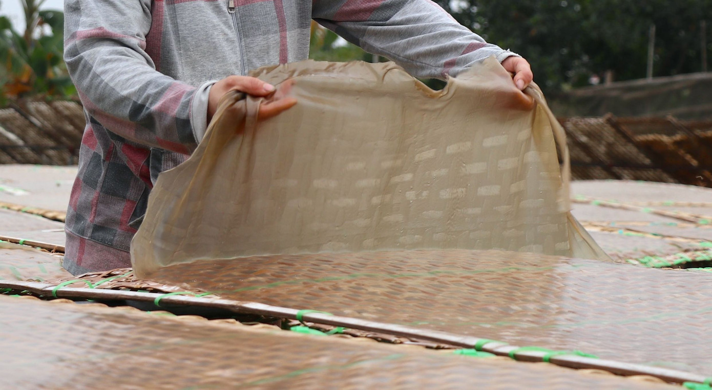 Trong làng, chỗ nào cũng được tận dụng làm sân phơi miến. Những hộ sản xuất lớn thường có sân phơi riêng còn những nhà làm thủ công nhỏ lẻ thì sân, ngõ, đến dây phơi quần áo, hàng rào, thậm chí ven đường, xung quanh hố chôn ủ tinh bột dự trữ tại ruộng,… cũng trở thành nơi gác phên phơi miến.