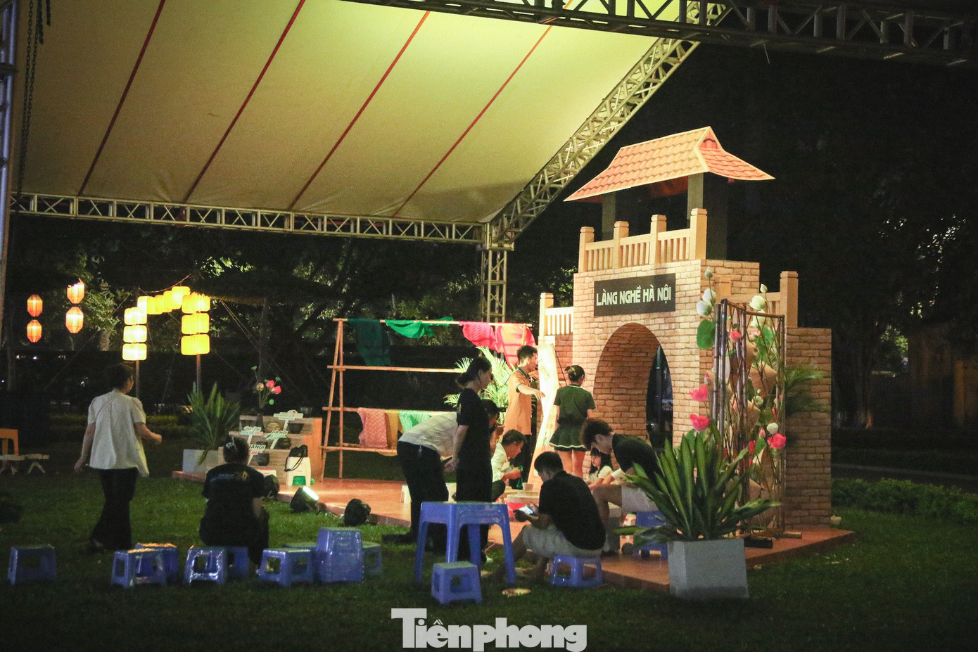 Lễ hội mang đến không gian trải nghiệm “Điểm đến Hà Nội” qua mô hình, tiểu cảnh đặc trưng và công nghệ thực tế ảo, VR360, 3D mapping, tái hiện hàng trăm cảnh đẹp Thủ đô. Lễ hội mang đến không gian trải nghiệm “Điểm đến Hà Nội” qua mô hình, tiểu cảnh đặc trưng và công nghệ thực tế ảo, VR360, 3D mapping, tái hiện hàng trăm cảnh đẹp Thủ đô.