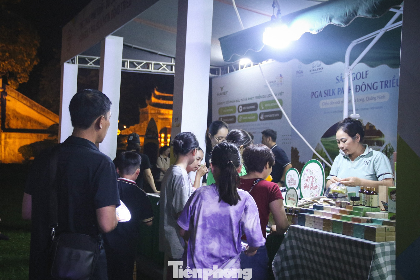 Lễ hội mang đến không gian trải nghiệm “Điểm đến Hà Nội” qua mô hình, tiểu cảnh đặc trưng và công nghệ thực tế ảo, VR360, 3D mapping, tái hiện hàng trăm cảnh đẹp Thủ đô. Lễ hội mang đến không gian trải nghiệm “Điểm đến Hà Nội” qua mô hình, tiểu cảnh đặc trưng và công nghệ thực tế ảo, VR360, 3D mapping, tái hiện hàng trăm cảnh đẹp Thủ đô.