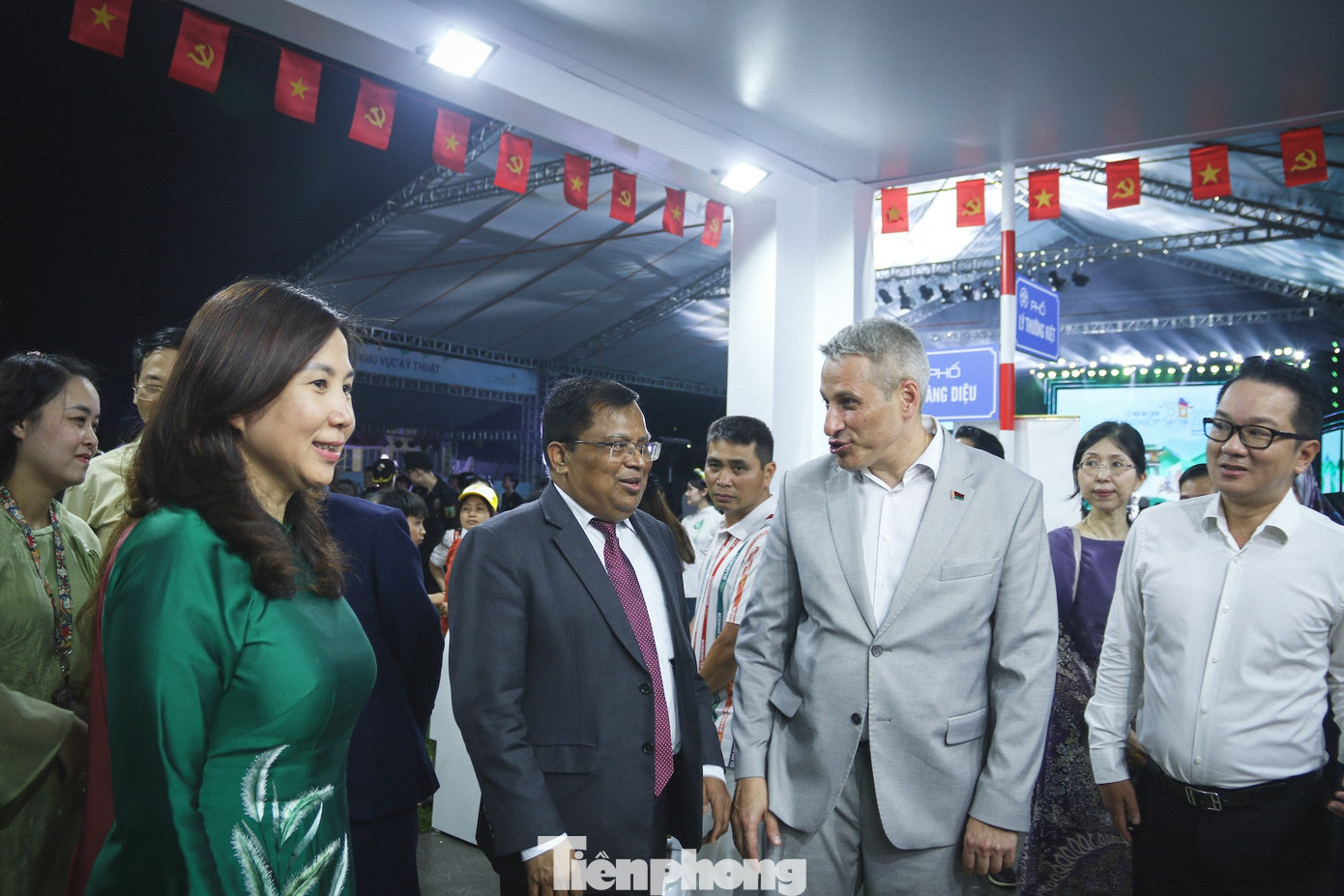 Các đại biểu tham quan gian hàng trong khuôn khổ lễ hội. Các đại biểu tham quan gian hàng trong khuôn khổ lễ hội.