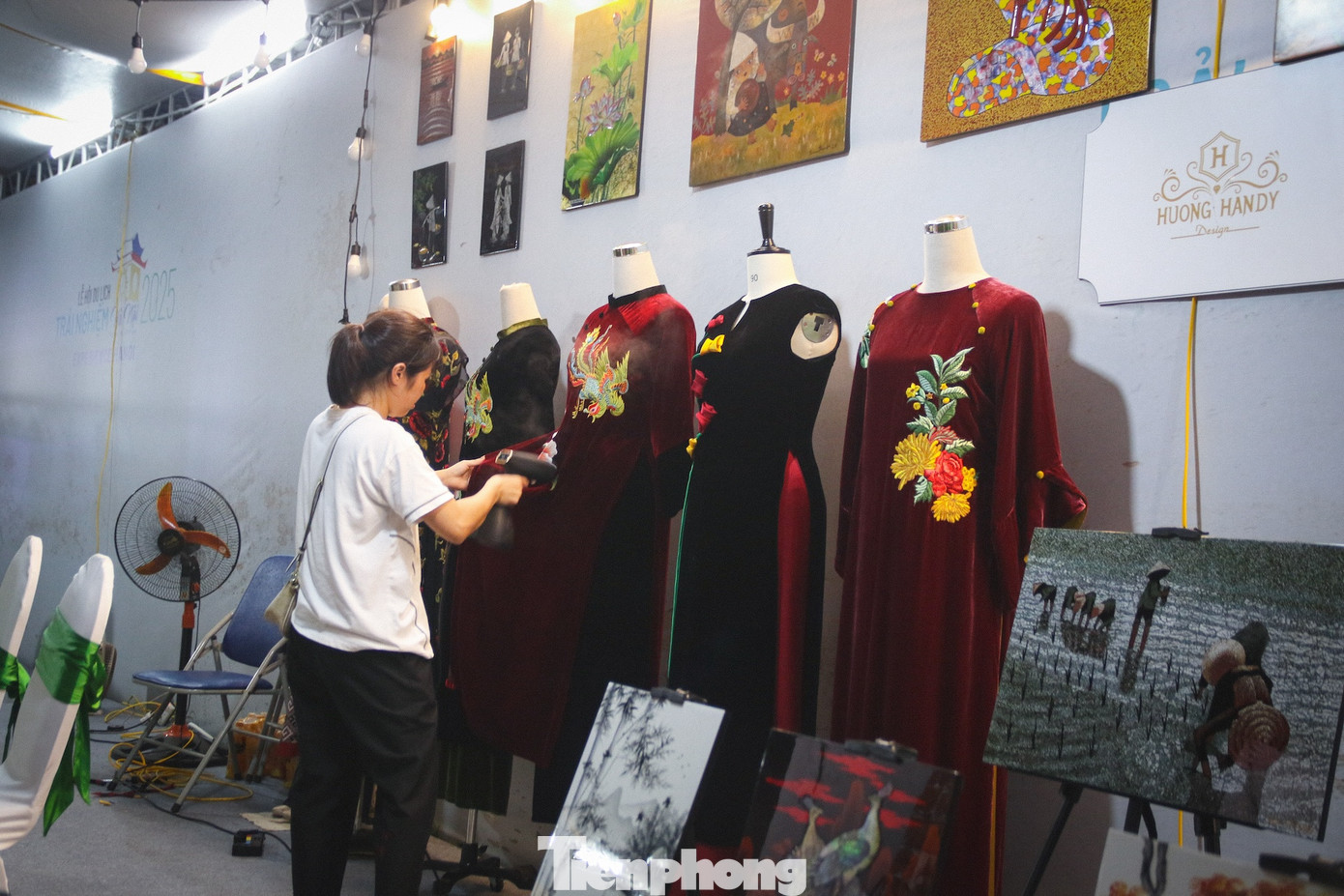 Lễ hội mang đến không gian trải nghiệm “Điểm đến Hà Nội” qua mô hình, tiểu cảnh đặc trưng và công nghệ thực tế ảo, VR360, 3D mapping, tái hiện hàng trăm cảnh đẹp Thủ đô. Lễ hội mang đến không gian trải nghiệm “Điểm đến Hà Nội” qua mô hình, tiểu cảnh đặc trưng và công nghệ thực tế ảo, VR360, 3D mapping, tái hiện hàng trăm cảnh đẹp Thủ đô.