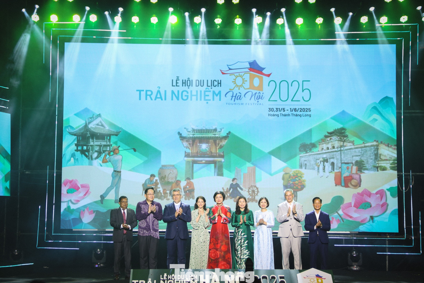 Các đại biểu thực hiện nghi thức khai mạc Lễ hội. Các đại biểu thực hiện nghi thức khai mạc Lễ hội.