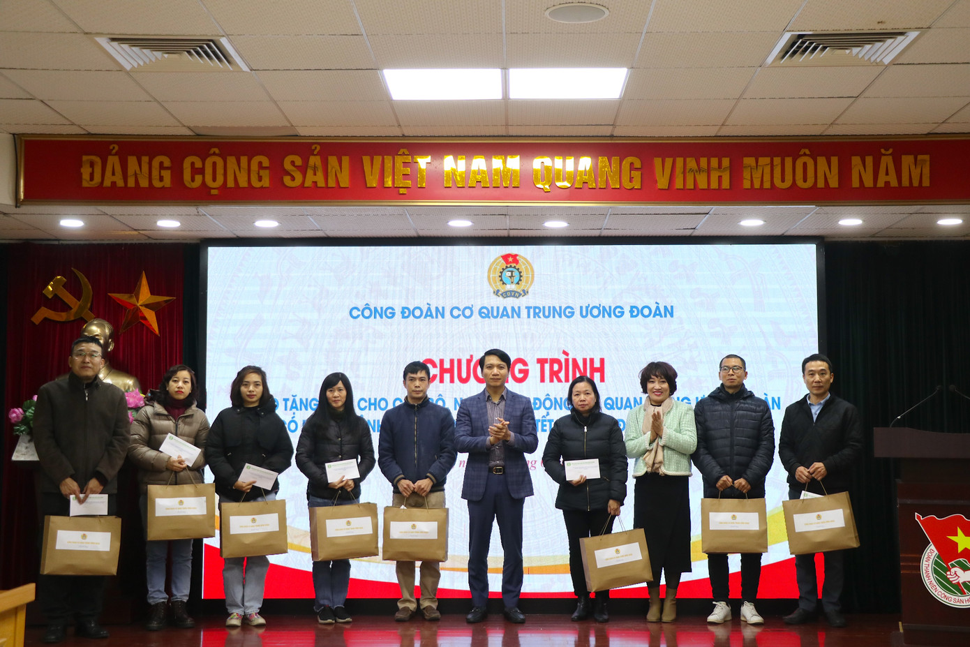 Anh Nguyễn Ngọc Lương, chị Lê Hồng Hạnh tặng quà Tết cho đoàn viên, người lao động thuộc các cơ quan thuộc Trung ương Đoàn.