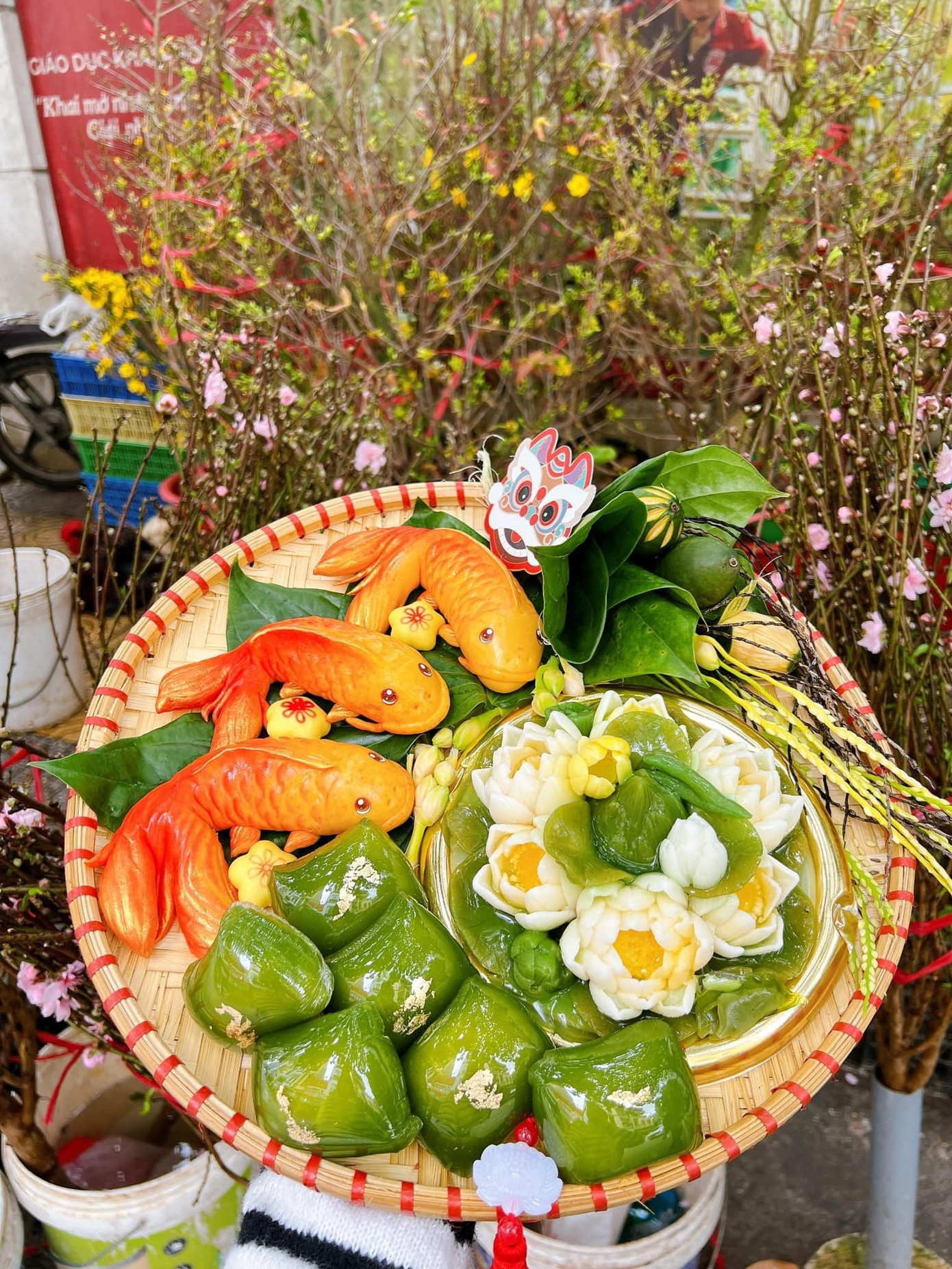 Mẹt cúng ông Công ông Táo gồm: 3 bánh bao Long ngư vượt vũ môn hoặc 3 bánh cá tài lộc, bánh xu xê cốm, bánh flan bạch liên và trầu cau có giá dao động từ 400.000 đến 450.000 đồng.