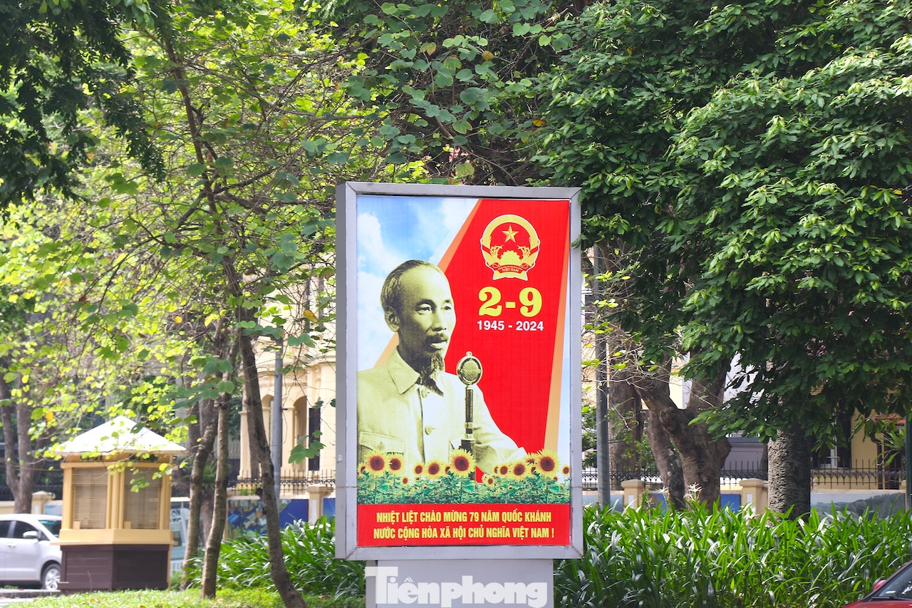 Không khí chào mừng kỷ niệm 79 năm Cách mạng Tháng Tám và Quốc khánh 2/9 lan tỏa khắp phố phường Thủ đô Hà Nội.