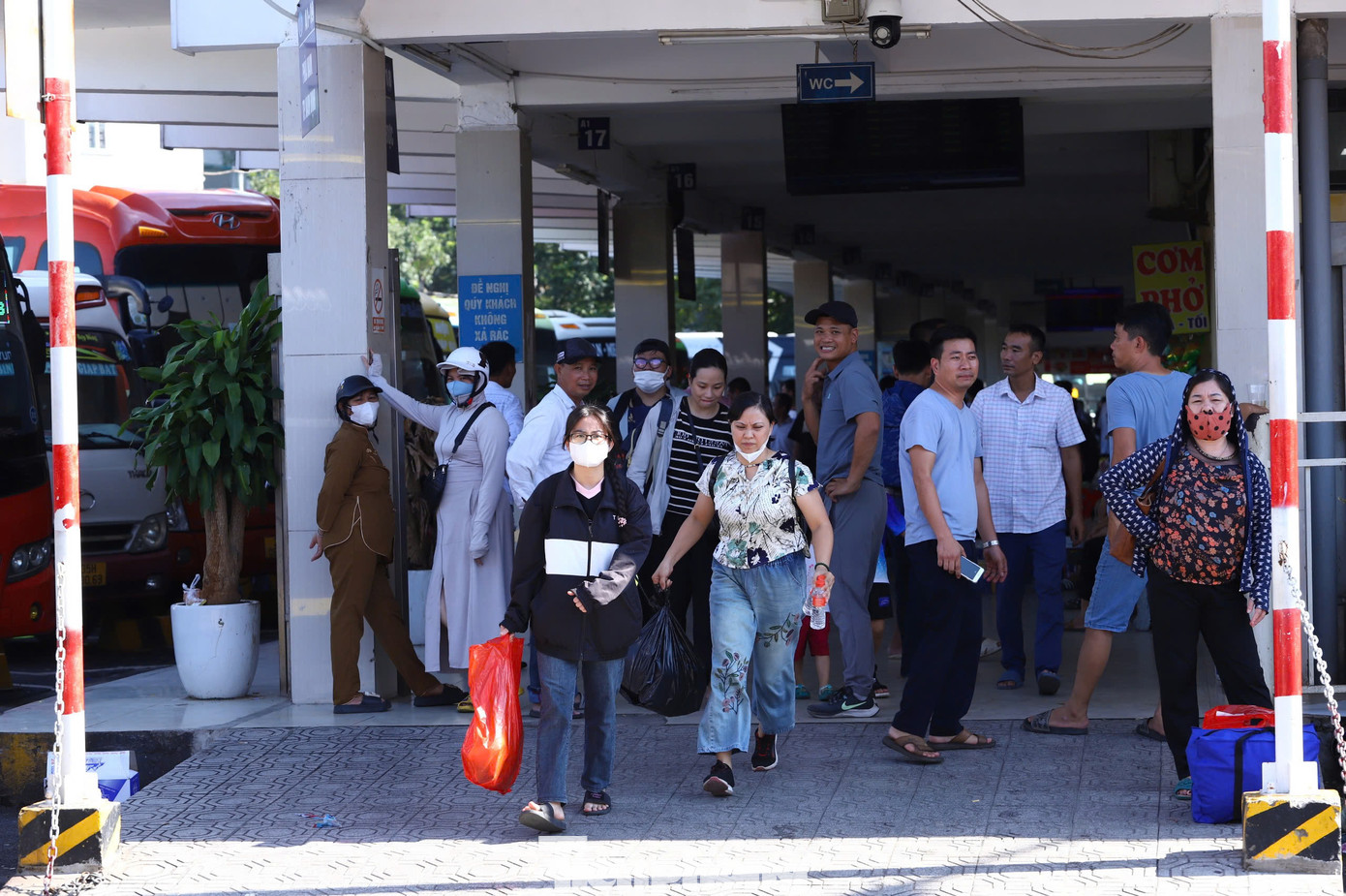 Hành khách tập trung rất đông trước khu vực đỗ xe của các tuyến về huyện Trực Ninh, Nghĩa Hưng, Hải Hậu (tỉnh Nam Định) hay Nho Quan (Ninh Bình); Đông Hưng, Kiến Xương (Thái Bình) để chờ xe xuất bến. Hành khách tập trung rất đông trước khu vực đỗ xe của các tuyến về huyện Trực Ninh, Nghĩa Hưng, Hải Hậu (tỉnh Nam Định) hay Nho Quan (Ninh Bình); Đông Hưng, Kiến Xương (Thái Bình) để chờ xe xuất bến.