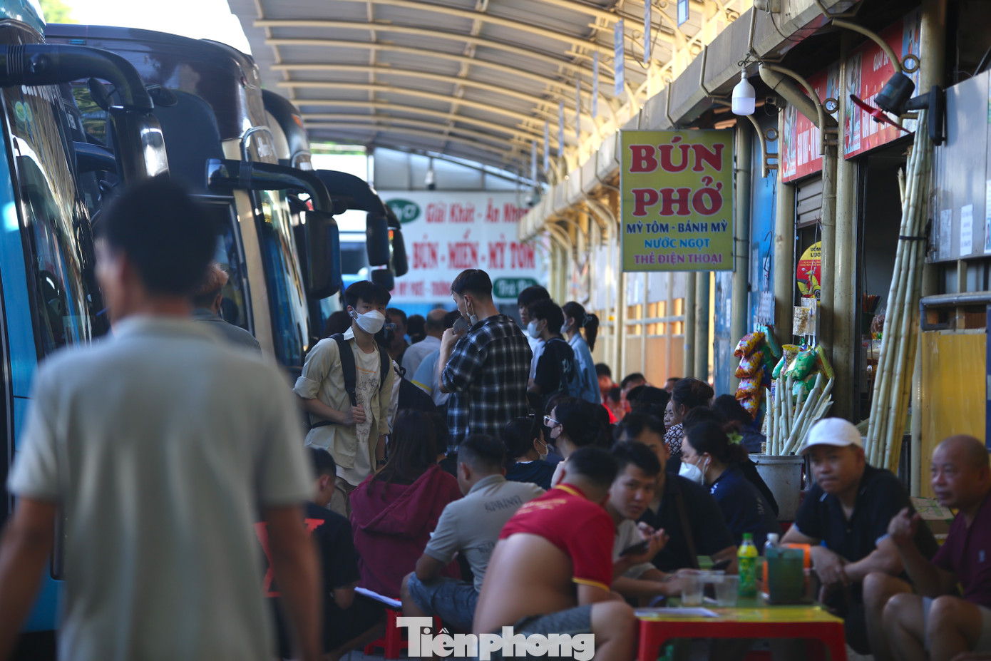 Kỳ nghỉ lễ Quốc khánh 2/9 năm nay, người lao động được nghỉ liên tục 4 ngày. Do kỳ nghỉ lễ kéo dài, nhiều người rời Thủ đô từ chiều 30/8 để về quê, đi du lịch. Kỳ nghỉ lễ Quốc khánh 2/9 năm nay, người lao động được nghỉ liên tục 4 ngày. Do kỳ nghỉ lễ kéo dài, nhiều người rời Thủ đô từ chiều 30/8 để về quê, đi du lịch.