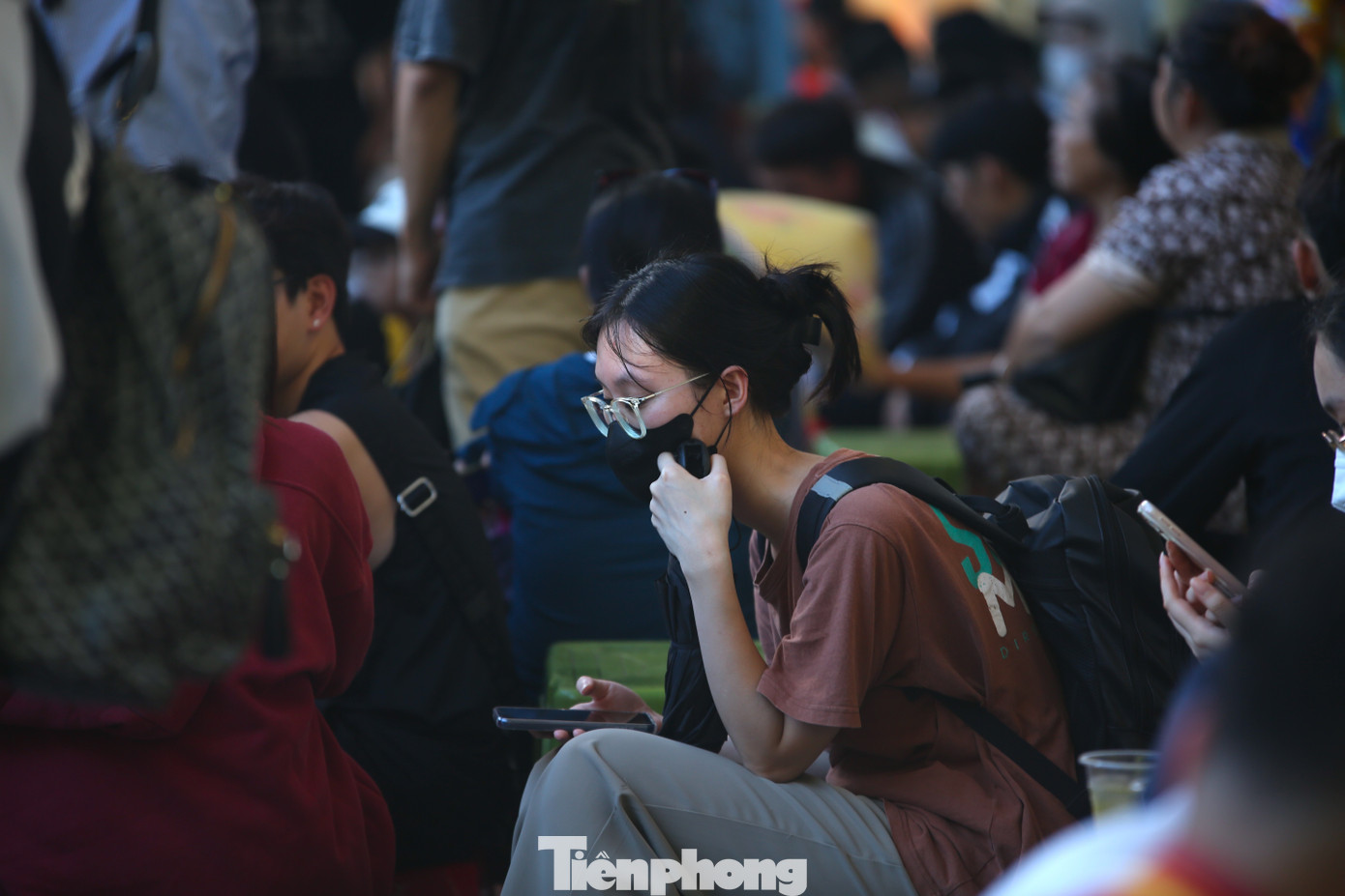 Thời tiết nắng nóng khiến nhiều hành khách khá mệt mỏi. Thời tiết nắng nóng khiến nhiều hành khách khá mệt mỏi.