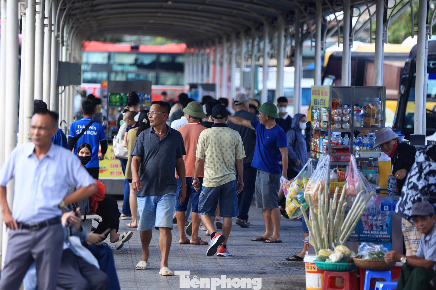 Tại bến xe Giáp Bát, thời điểm 16h30 hôm nay cũng có rất đông hành khách. Tại bến xe Giáp Bát, thời điểm 16h30 hôm nay cũng có rất đông hành khách.