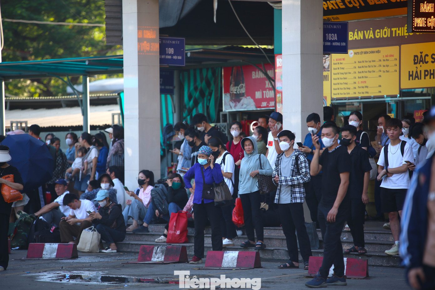 Dòng người hối hả đổ về các bến xe lớn của Hà Nội sau ngày làm việc cuối cùng trước kỳ nghỉ lễ. Một vài năm trở lại đây, về trước nghỉ lễ một ngày đã trở thành "xu hướng" để tránh ùn tắc. Dòng người hối hả đổ về các bến xe lớn của Hà Nội sau ngày làm việc cuối cùng trước kỳ nghỉ lễ. Một vài năm trở lại đây, về trước nghỉ lễ một ngày đã trở thành "xu hướng" để tránh ùn tắc.