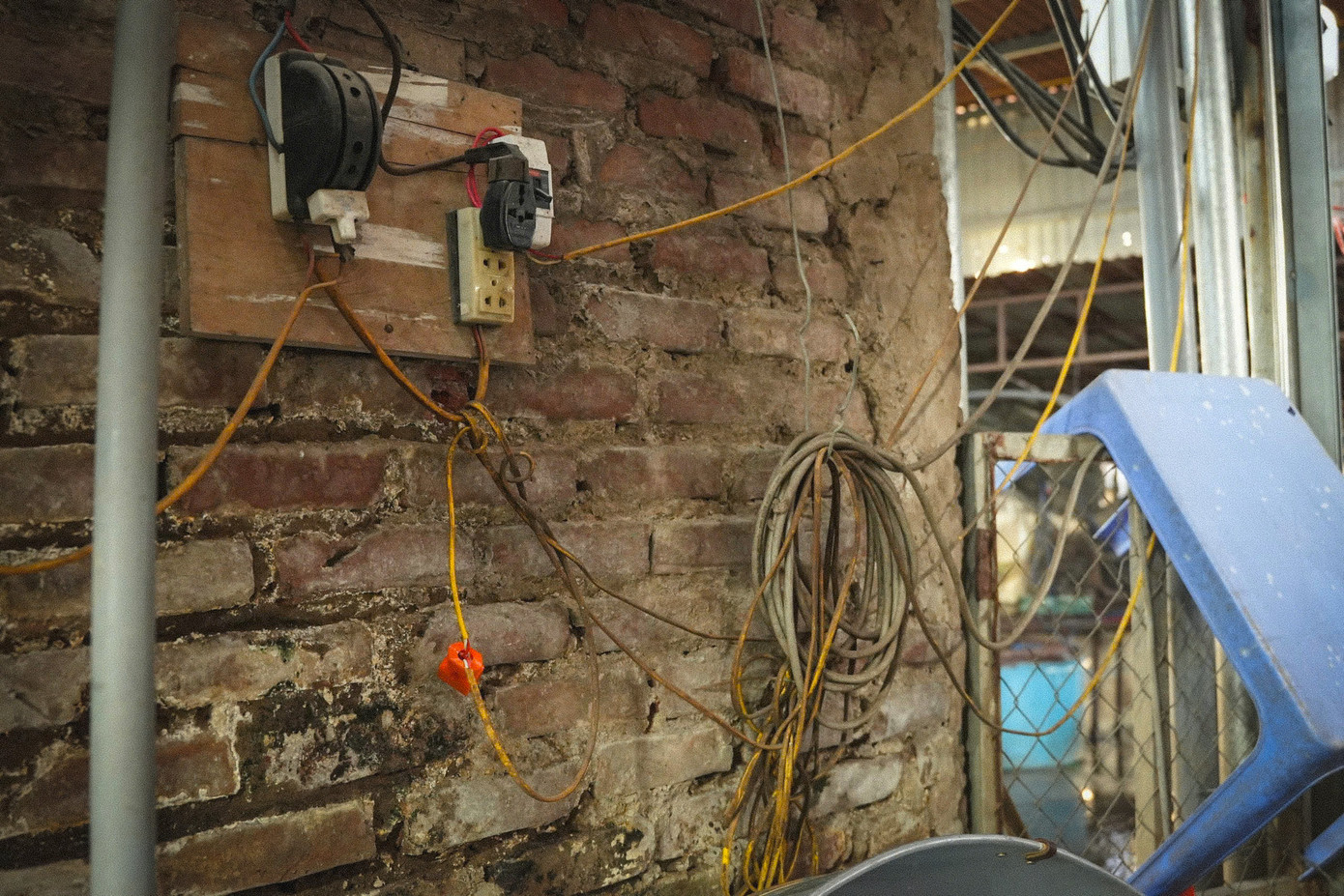 Các gian hàng lợp mái tôn với nhiều mái che đã rách nát, ổ điện han gỉ, lỏng lẻo và phủ đầy bụi bẩn, tiềm ẩn nguy cơ mất an toàn phòng cháy chữa cháy. Các gian hàng lợp mái tôn với nhiều mái che đã rách nát, ổ điện han gỉ, lỏng lẻo và phủ đầy bụi bẩn, tiềm ẩn nguy cơ mất an toàn phòng cháy chữa cháy.