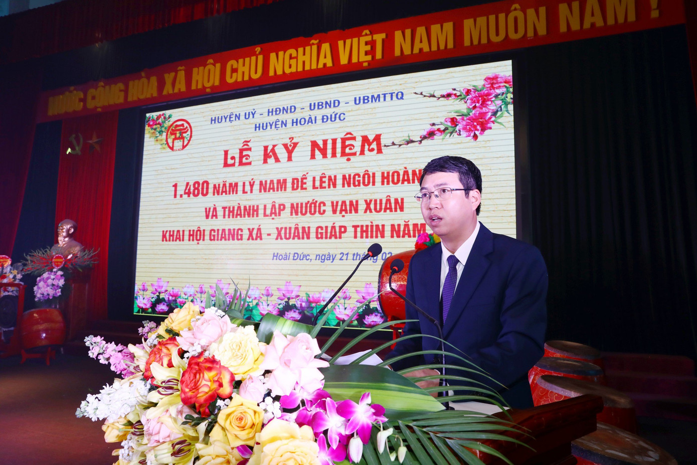 Ông Nguyễn Hoàng Trường - Chủ tịch UBND huyện Hoài Đức - đọc diễn văn trong lễ kỷ niệm. Ông Nguyễn Hoàng Trường - Chủ tịch UBND huyện Hoài Đức - đọc diễn văn trong lễ kỷ niệm.