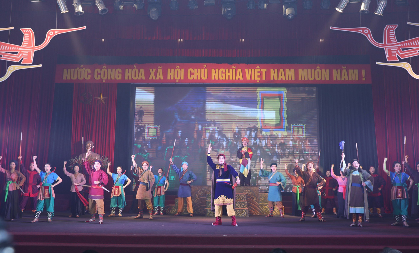 Các tiết mục trong Lễ hội Giang Xá Xuân Giáp Thìn 2024 - kỷ niệm 1.480 năm Lý Nam Đế lên ngôi Hoàng đế và thành lập nước Vạn Xuân. Các tiết mục trong Lễ hội Giang Xá Xuân Giáp Thìn 2024 - kỷ niệm 1.480 năm Lý Nam Đế lên ngôi Hoàng đế và thành lập nước Vạn Xuân.