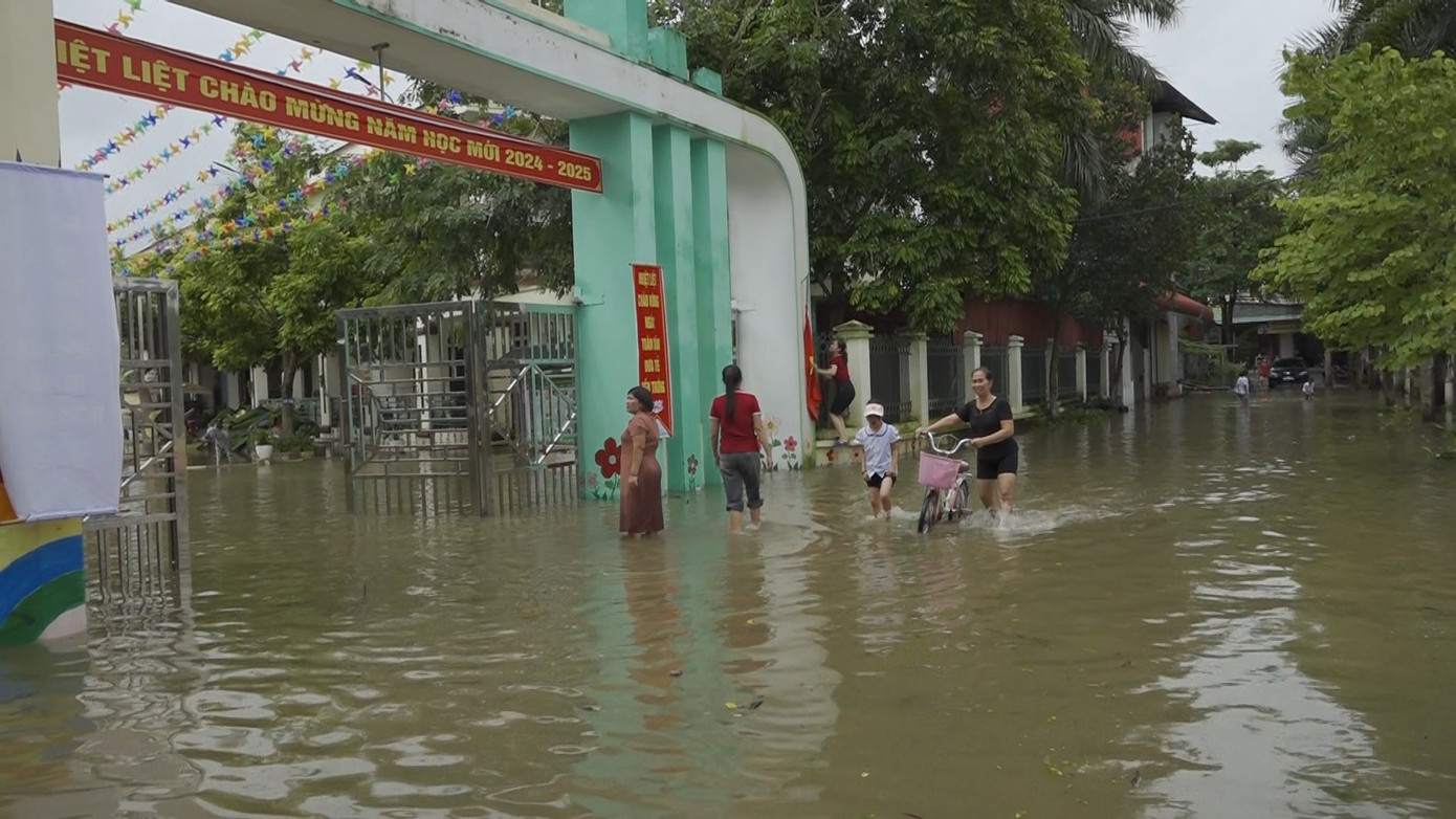 Khu vực thôn Vật Lại có địa hình trũng, nằm trong vùng phân lũ của Hà Nội nên rất dễ xảy ra ngập lụt. Điều này ảnh hưởng lớn tới cuộc sống của người dân - Nguồn: Truyền hình Ba Vì.