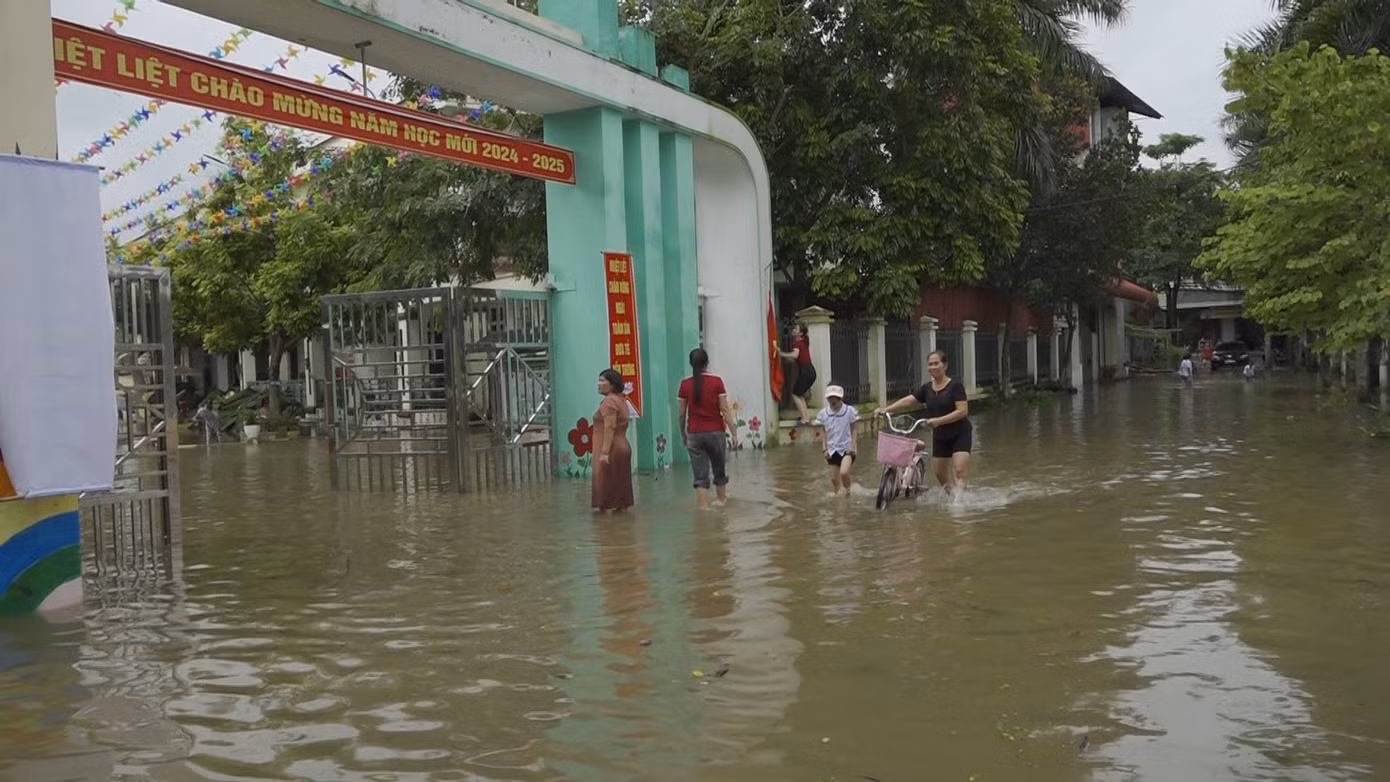 Khu vực thôn Vật Lại có địa hình trũng, nằm trong vùng phân lũ của Hà Nội nên rất dễ xảy ra ngập lụt. Điều này ảnh hưởng lớn tới cuộc sống của người dân - Nguồn: Truyền hình Ba Vì.