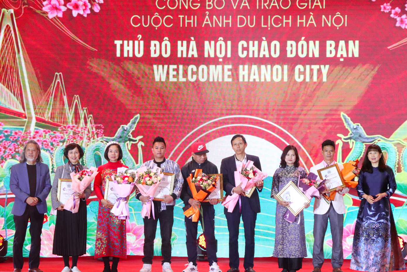 Những tác giả đạt giải trong cuộc thi ảnh du lịch “Thủ đô Hà Nội chào đón bạn - Welcome Hanoi City”.