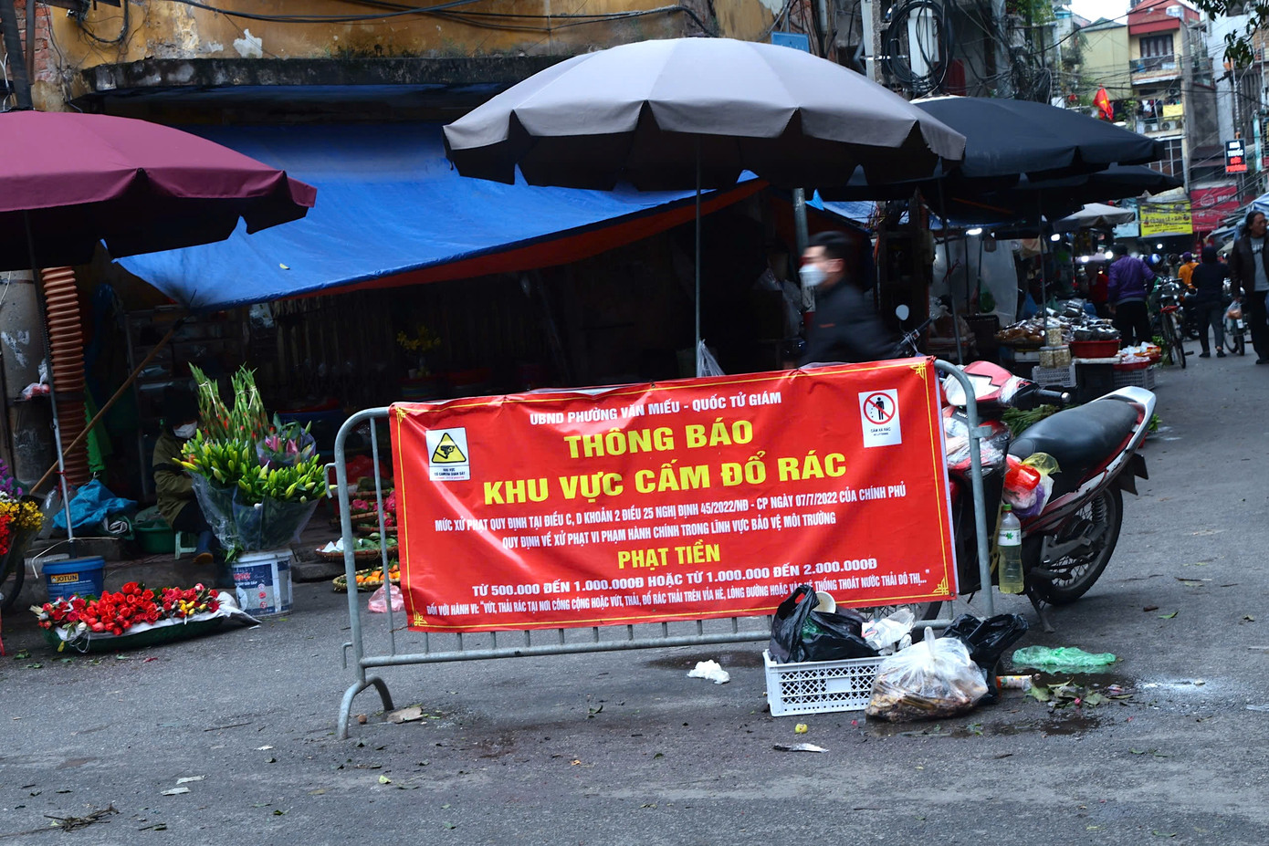 Biển cấm và nội dung cảnh báo về mức phạt dường như không có tác dụng với những người vứt rác bừa bãi tại khu vực đường Trần Quý Cáp (Quận Đống Đa, Hà Nội).