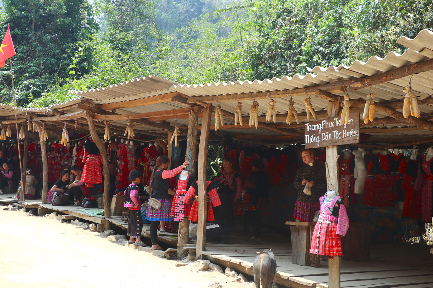 Người dân làng "nguyên thủy" được hướng dẫn tham gia làm du lịch bằng dịch vụ cho thuê trang phục, thuê ngựa, bán đồ lưu niệm hay đặc sản địa phương …