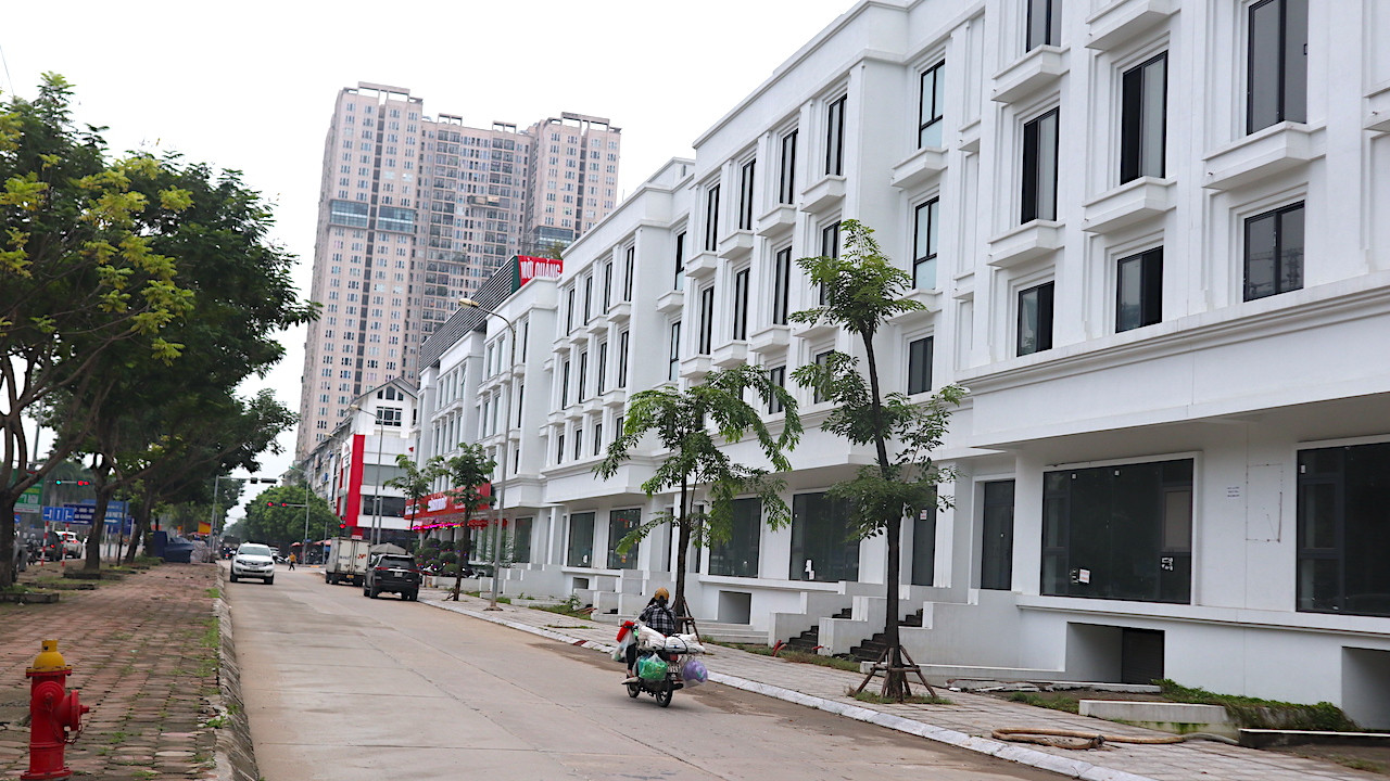 Theo quy định, khi xây dựng đô thị ít nhất phải để lại 20% diện tích làm hồ điều hòa, đường đi lại và công viên cây xanh. Nhưng hiện nay, hầu như cả khu vực này không có ao hồ để sử dụng, thậm chí khu vực hồ cũng bị lấp đi, chuyển đổi công năng sử dụng thành nhà để bán.