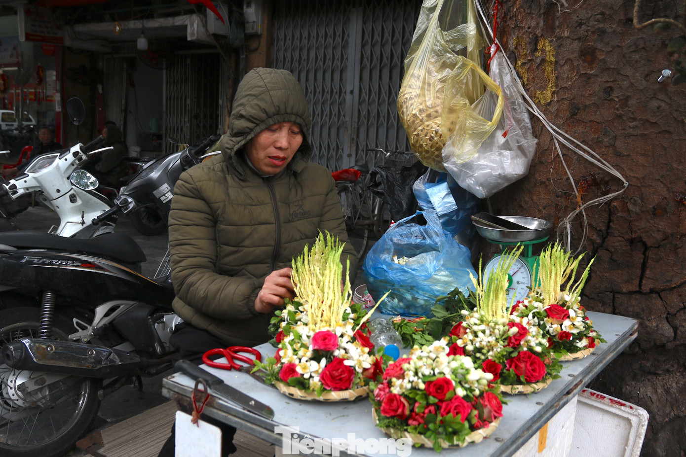 Những mẹt hoa có hoa bưởi với giá từ vài trăm đến nửa triệu đồng được nhiều tiểu thương bày bán phục vụ người dân đi lễ chùa đầu năm.