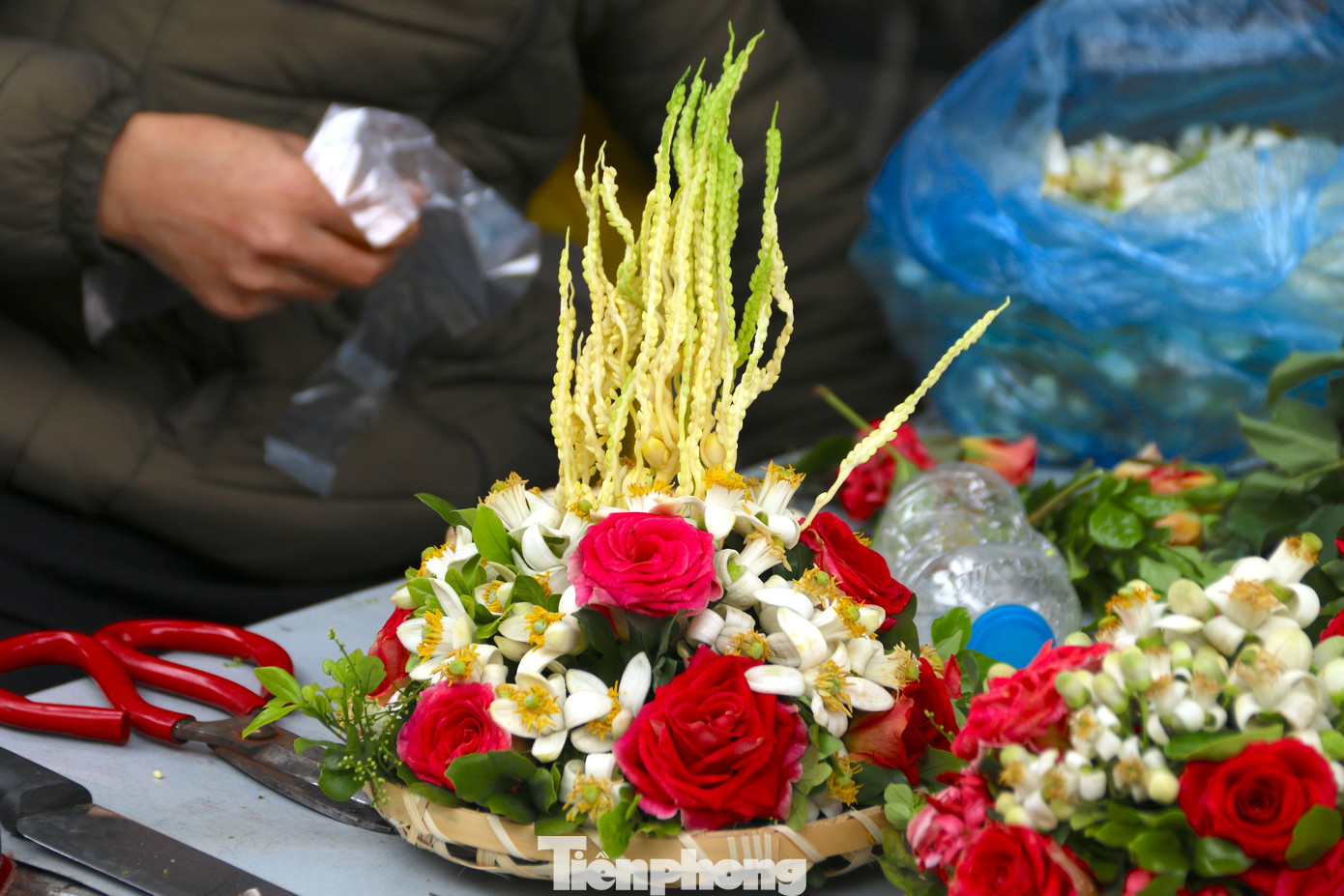 Những mẹt hoa có hoa bưởi với giá từ vài trăm đến nửa triệu đồng được nhiều tiểu thương bày bán phục vụ người dân đi lễ chùa đầu năm.