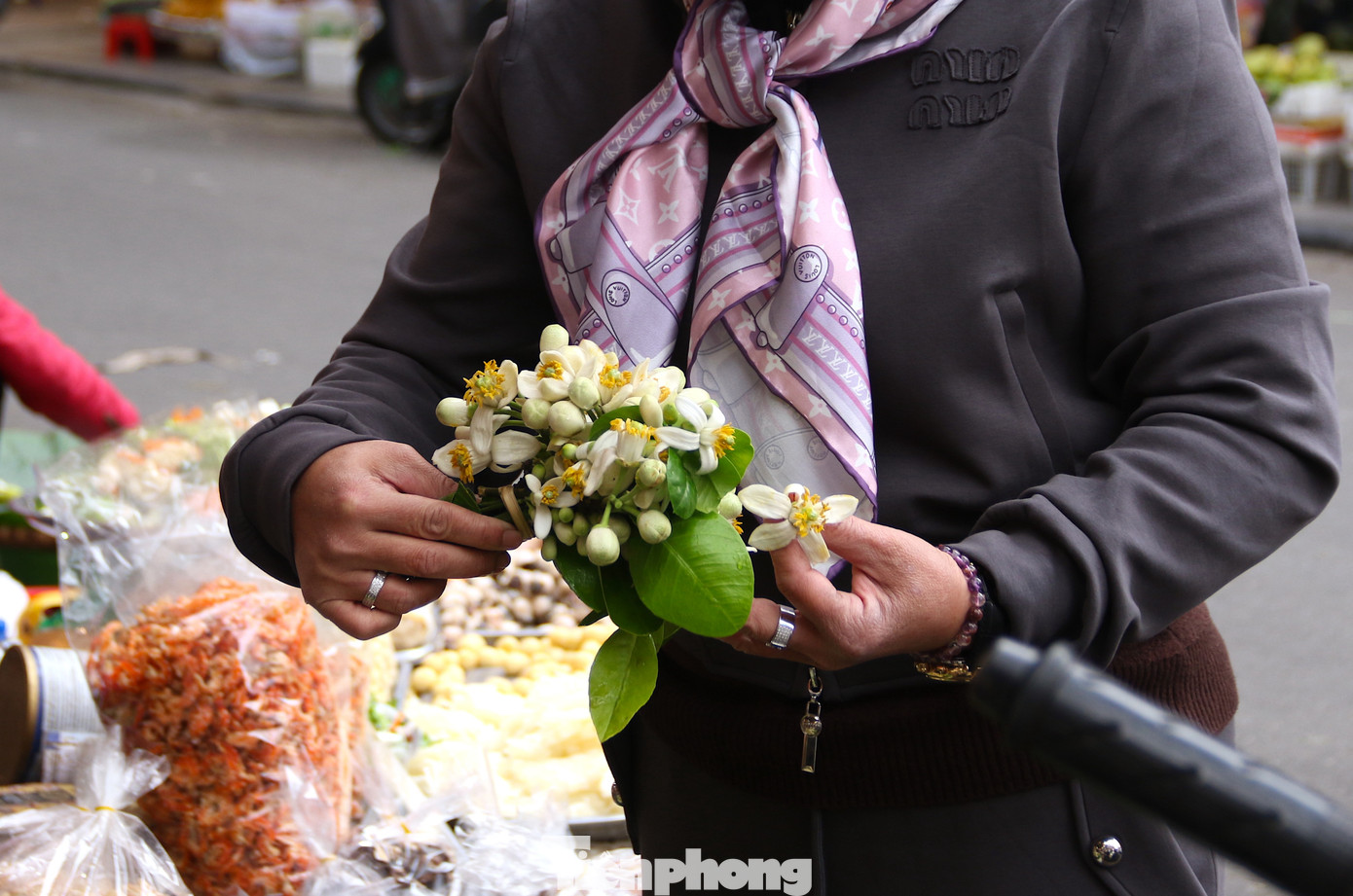 Đa phần mọi người mua hoa bưởi để thắp hương, đi lễ chùa nhất là vào dịp Rằm tháng Giêng.