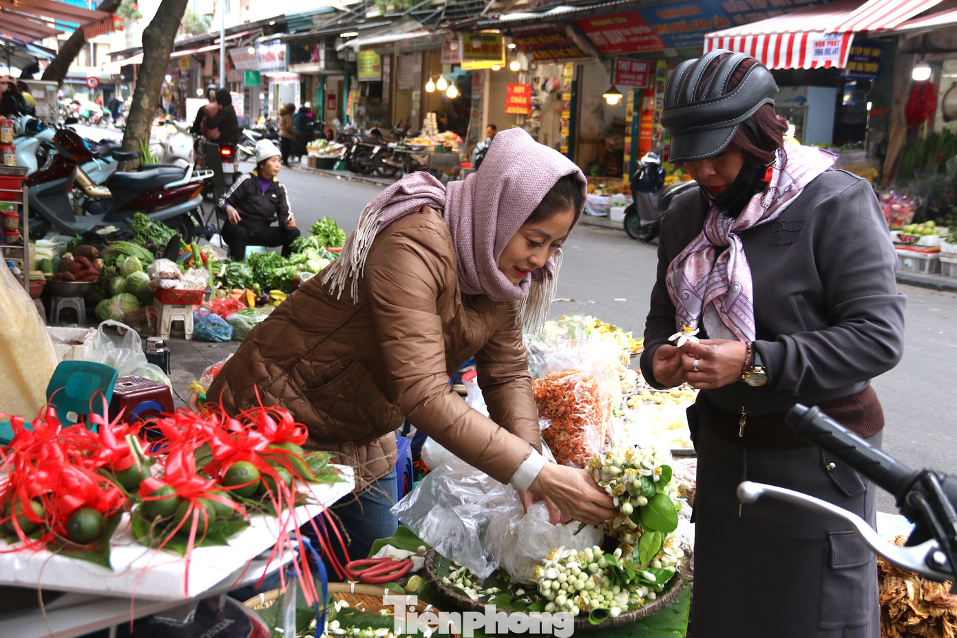 Chị Hòa (40 tuổi, Hoài Đức) cho biết, chị bán hoa bưởi được chục năm nay ở chợ Hàng Bè (Hoàn Kiếm, Hà Nội). Sáng nay chị nhập 8 kg hoa bưởi để bán, hết chị lại về lấy thêm. Mùa hoa bưởi thường kéo dài từ khoảng mùng 10 đến hết tháng Giêng Âm lịch. Mỗi khi trời mưa hoặc nồm ẩm, nhiều người thích mua loại hoa này để trong nhà cho thơm nên dù đắt nhưng nhiều người vẫn săn lùng để mua được hoa bưởi đầu mùa.