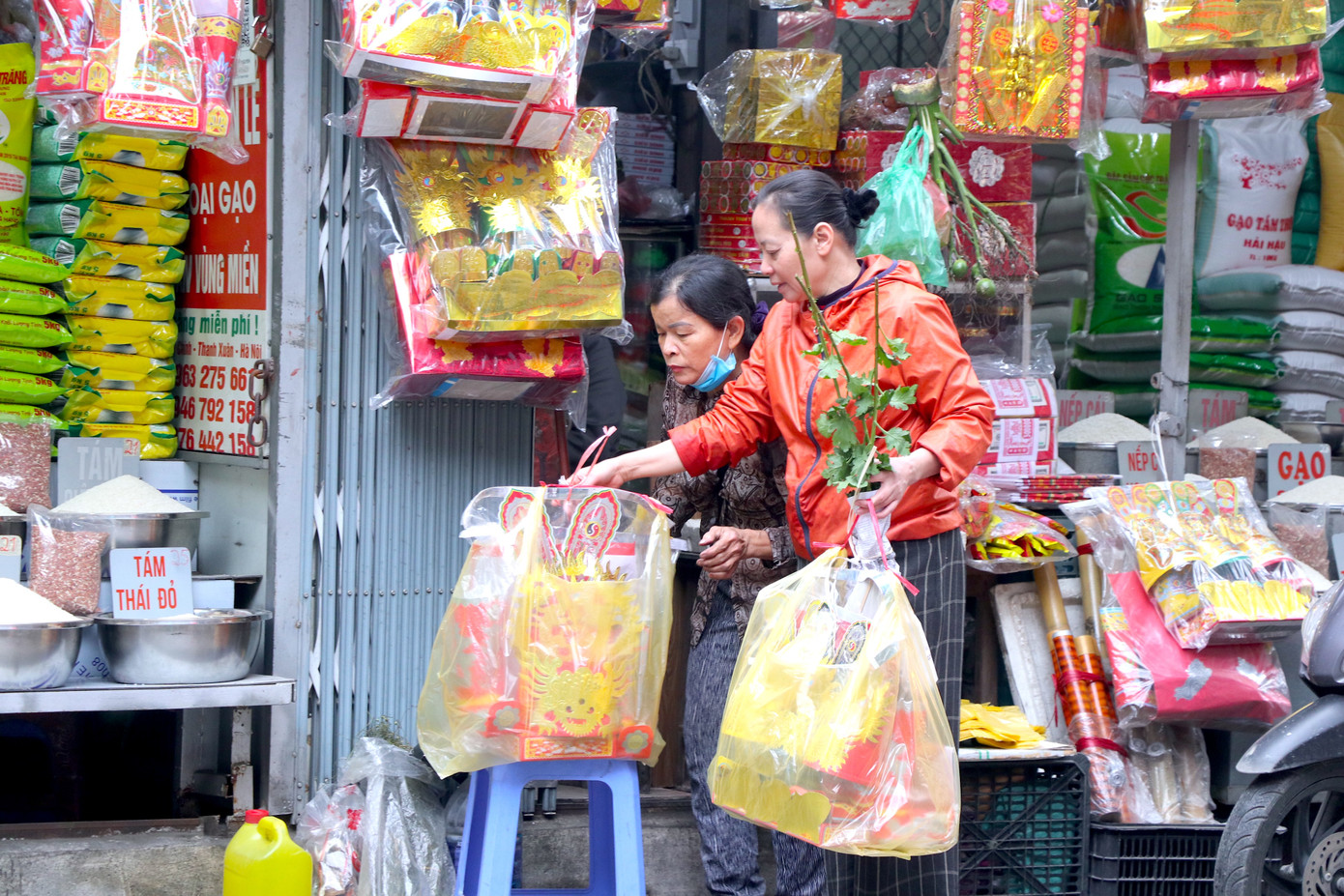 Tại các chợ dân sinh, người dân tranh thủ đi mua đồ sắm lễ vào sáng sớm, hoặc giờ nghỉ trưa, tan ca. Giá bán những bộ Táo quân không thay đổi so với năm ngoái, dao động trong khoảng 50.000 - 200.000 đồng/bộ (tùy kích thước, chất lượng).