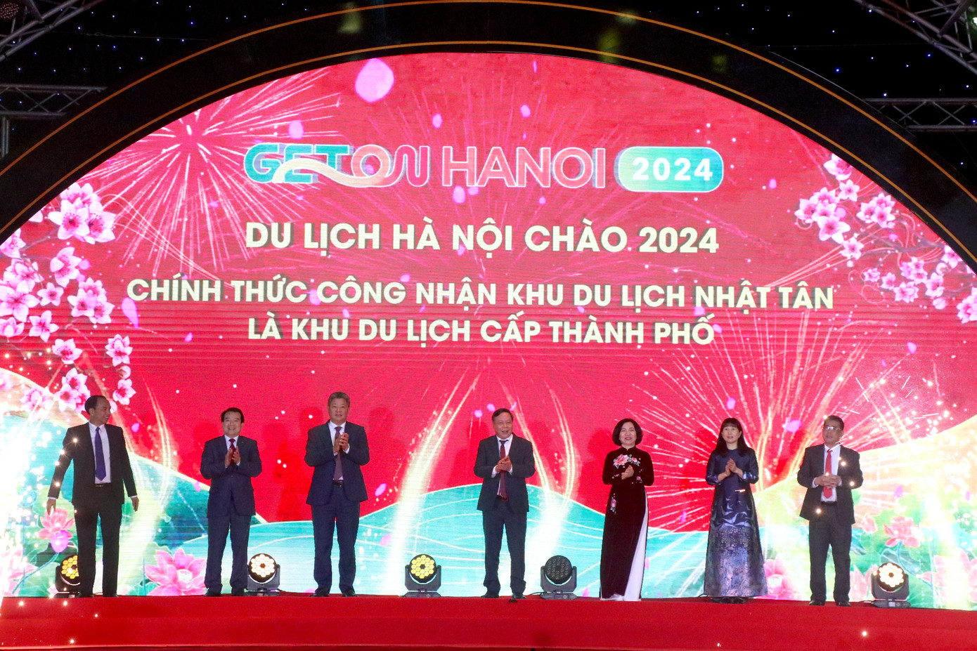 Phó Bí thư Thành ủy Hà Nội Nguyễn Văn Phong và các đồng chí lãnh đạo thành phố, quận Tây Hồ thực hiện nghi thức kích hoạt du lịch Hà Nội 2024.