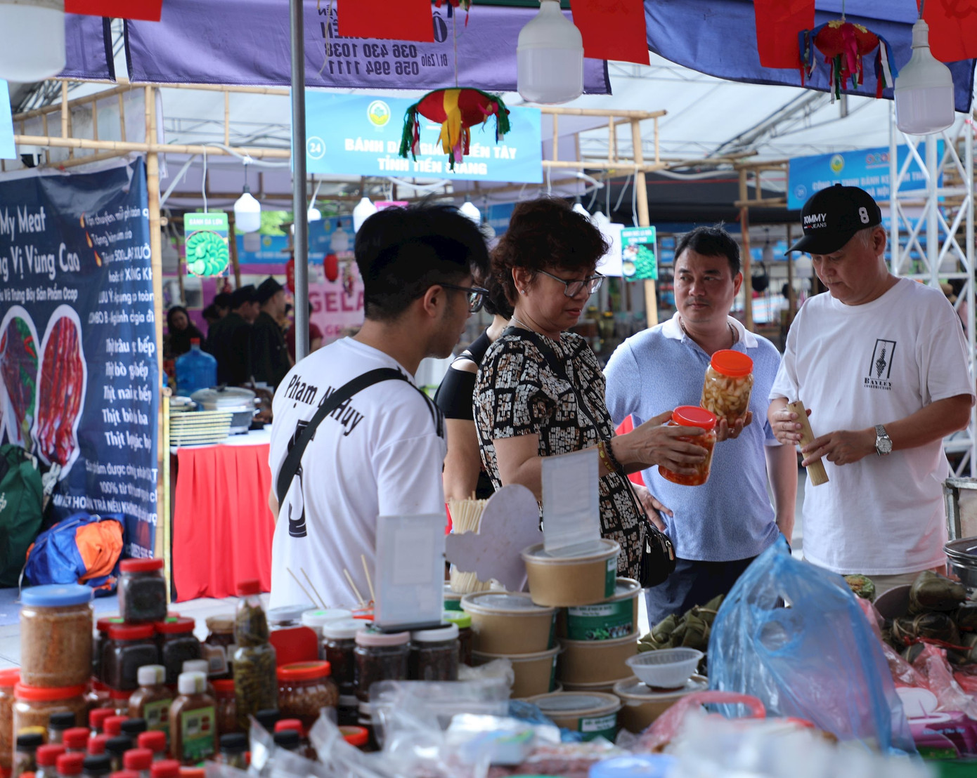 Người dân thủ đô đón nhận, tham gia mua sắm tại tuần hàng. Ảnh: Khánh Duy. Người dân thủ đô đón nhận, tham gia mua sắm tại tuần hàng. Ảnh: Khánh Duy.