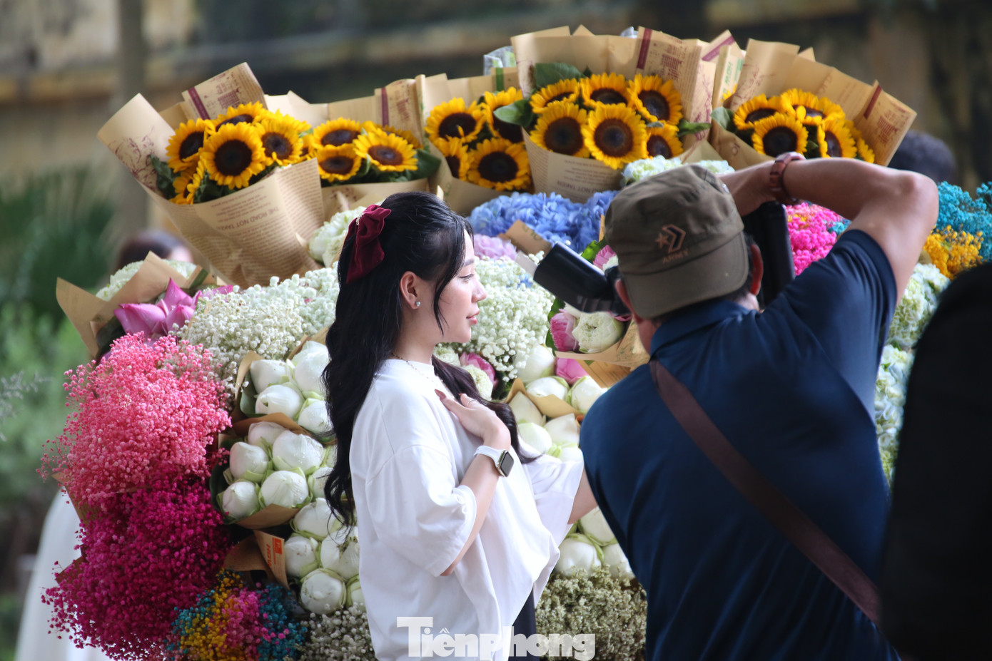 Nhu cầu chụp ảnh cùng gánh hàng hoa năm nay đông gấp 2 - 3 lần các năm trước. Nhu cầu chụp ảnh cùng gánh hàng hoa năm nay đông gấp 2 - 3 lần các năm trước.