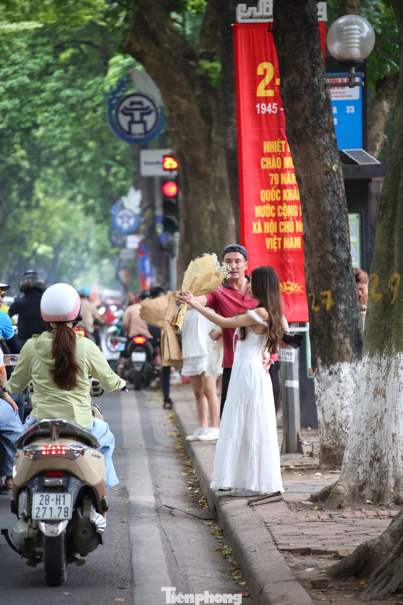 Thợ chụp ảnh vừa chỉnh dáng, vừa căn góc để khách hàng có những bức ảnh ưng ý. Thợ chụp ảnh vừa chỉnh dáng, vừa căn góc để khách hàng có những bức ảnh ưng ý.