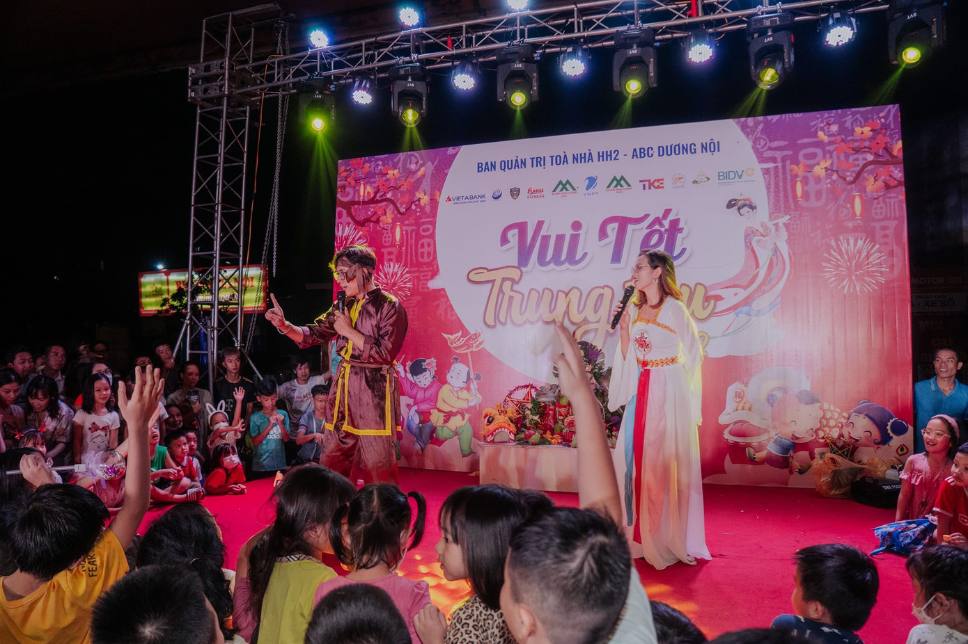 Mỗi chương trình diễn ra đều vô cùng náo nhiệt với sự dẫn dắt của chú Cuội - chị Hằng. Mỗi chương trình diễn ra đều vô cùng náo nhiệt với sự dẫn dắt của chú Cuội - chị Hằng.