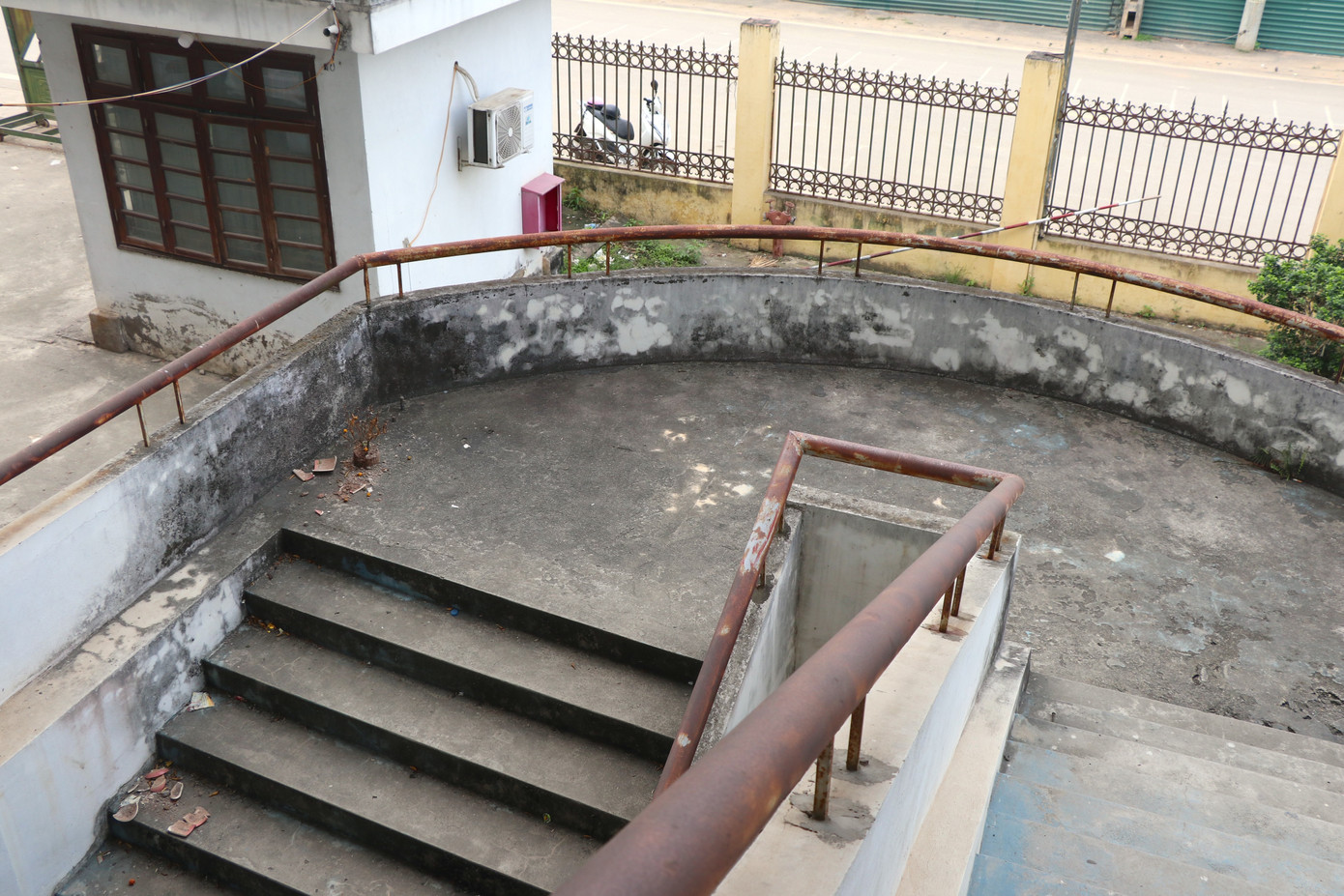 Đại điện Trung tâm văn hóa và thể thao huyện Phúc Thọ cho biết: "Sân vận động hiện nay vẫn được sử dụng cho các hoạt động thể dục thể thao trên địa bàn nhưng chủ yếu là các hoạt động nhỏ do cơ sở vật chất xuống cấp. Trước thực trạng nhà thi đấu và sân vận động bị xuống cấp UBND huyện cũng đang có chủ trương cải tạo, nâng cấp sân và xây dựng các khu chức năng để phục vụ các hoạt động văn hóa cho nhân dân được tốt hơn. Hiện tại, nhà thi đấu đã được phá bỏ và đang triển khai thi công. Đến giai đoạn 2 của dự án, UBND huyện sẽ tiếp tục cho cải tạo sửa chữa sân vận động của huyện với các hạng mục cải tạo là toàn bộ mặt sân, khán đài, mái che 2 bên ghế ngồi với chủ trương đầu tư hơn 200 tỷ đồng".