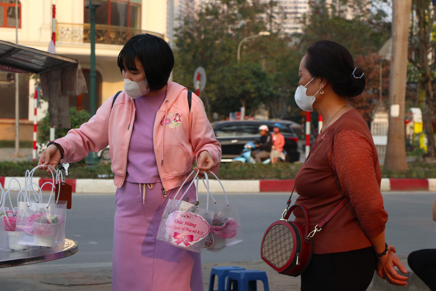 Tại cửa hàng bán hoa sen đá của chị Vũ Kim Cúc (An Khánh, Hoài Đức), những ngày này các chậu hoa sen đá được thiết kế đẹp mắt cầu kỳ đã bắt đầu lên kệ phục vụ cho dịp lễ. Tại cửa hàng bán hoa sen đá của chị Vũ Kim Cúc (An Khánh, Hoài Đức), những ngày này các chậu hoa sen đá được thiết kế đẹp mắt cầu kỳ đã bắt đầu lên kệ phục vụ cho dịp lễ.