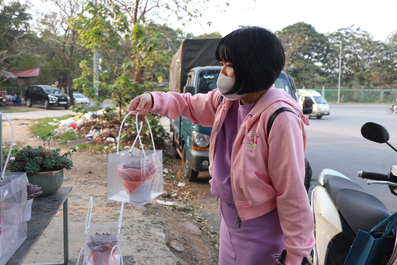Chị Lan Anh (Đại Mỗ, Nam Từ Liêm) chia sẻ: "Ngày lễ này cũng là dịp những bậc phụ huynh như tôi muốn tri ân tới các cô giáo của con mình. Sen đá là cây không chỉ đẹp mà còn có ý nghĩa sâu sắc nên mình đã lựa chọn để chuẩn bị cho các con tặng quà trong ngày 8/3 năm nay". Chị Lan Anh (Đại Mỗ, Nam Từ Liêm) chia sẻ: "Ngày lễ này cũng là dịp những bậc phụ huynh như tôi muốn tri ân tới các cô giáo của con mình. Sen đá là cây không chỉ đẹp mà còn có ý nghĩa sâu sắc nên mình đã lựa chọn để chuẩn bị cho các con tặng quà trong ngày 8/3 năm nay".