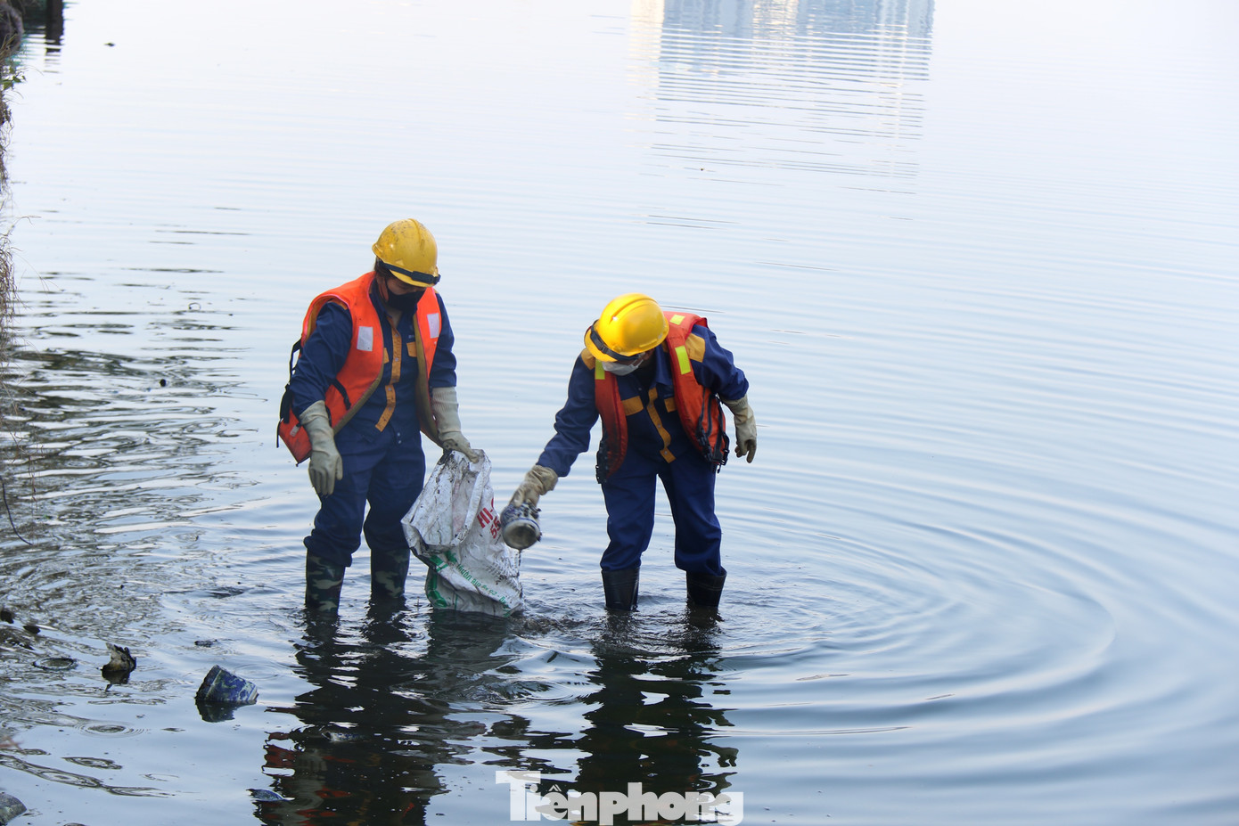 Một tháng trở lại đây, hồ Tây bắt đầu rút nước, ven bờ hồ, đặc biệt là khu vực chùa Trấn Quốc và dọc đường Thanh Niên nổi lên các mảng đá, gạch cùng với đó là các loại rác thải, đặc biệt là đồ thờ cúng ảnh hưởng trực tiếp đến môi trường, gây mất mỹ quan đô thị.