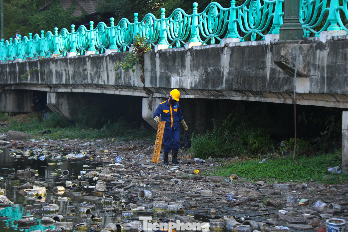 "Trong thời gian tới, chúng tôi sẽ phối hợp với Ban chỉ đạo 197 UBND các phường xung quanh hồ Tây bao gồm Yên Phụ, Thuỵ Khuê, Bưởi, Xuân La, Nhật Tân và Quảng An để tuyên truyền người dân không xả rác xuống hồ tiến tới phân loại rác tại nguồn, xử phạt với các trường hợp vi phạm", ông Quốc nói.