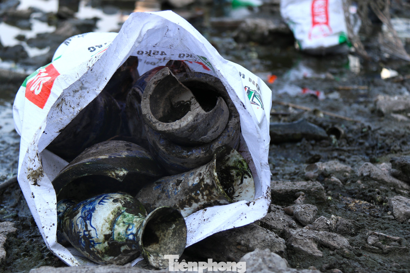 Hàng năm, tình trạng xả thải các vật dụng tâm linh đã qua sử dụng vào các dịp như Lễ Vu Lan hay 23 tháng Chạp thường xuyên diễn ra do người dân có quan niệm duy tâm là thay bàn thờ, bát hương,... sẽ vứt xuống hồ để "mát mẻ".